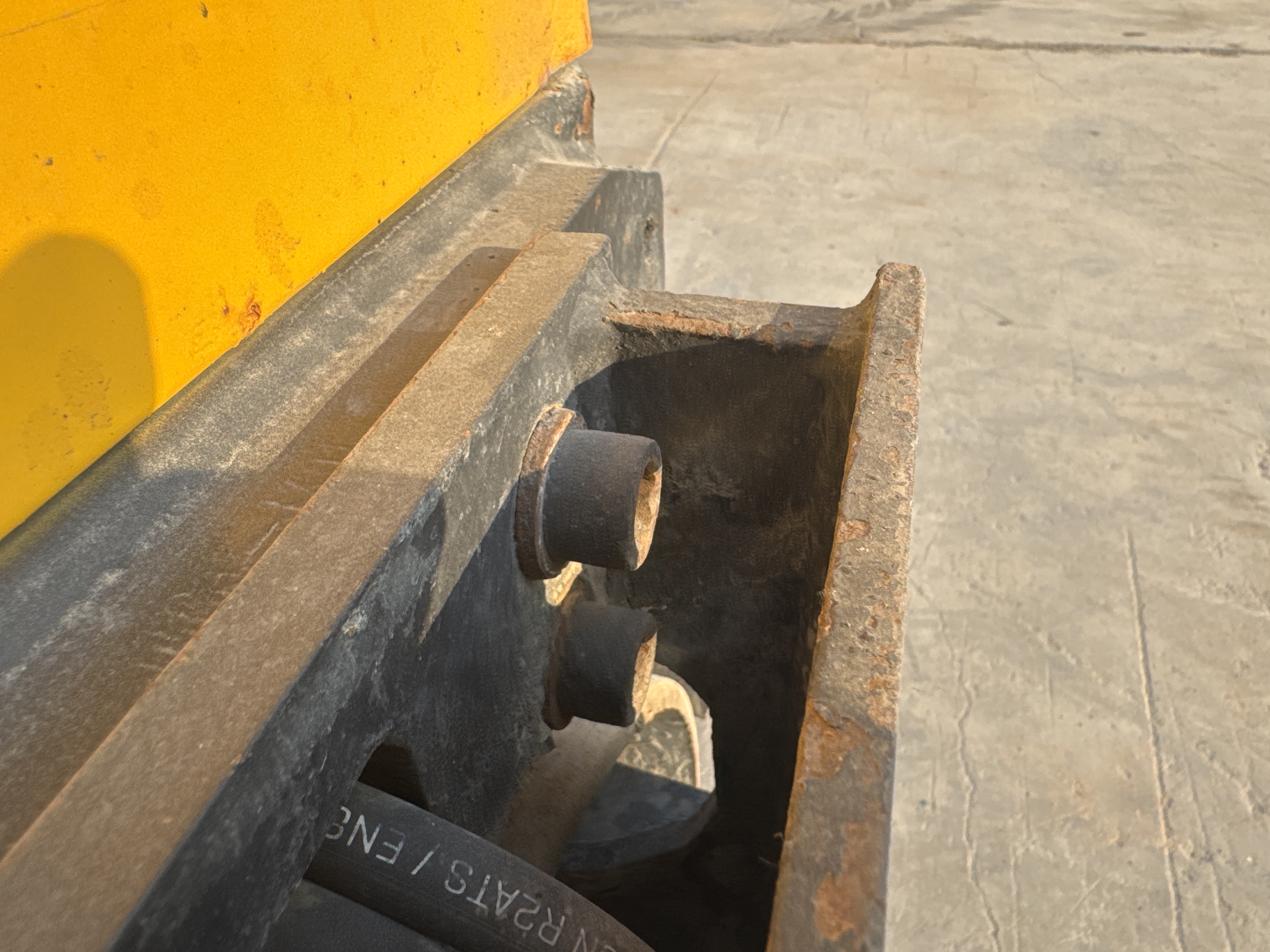 SRC-006-Sakai-CR270-Tandem-rollers-inspection-Chassis-Rear-drum-mounting-bolts-2