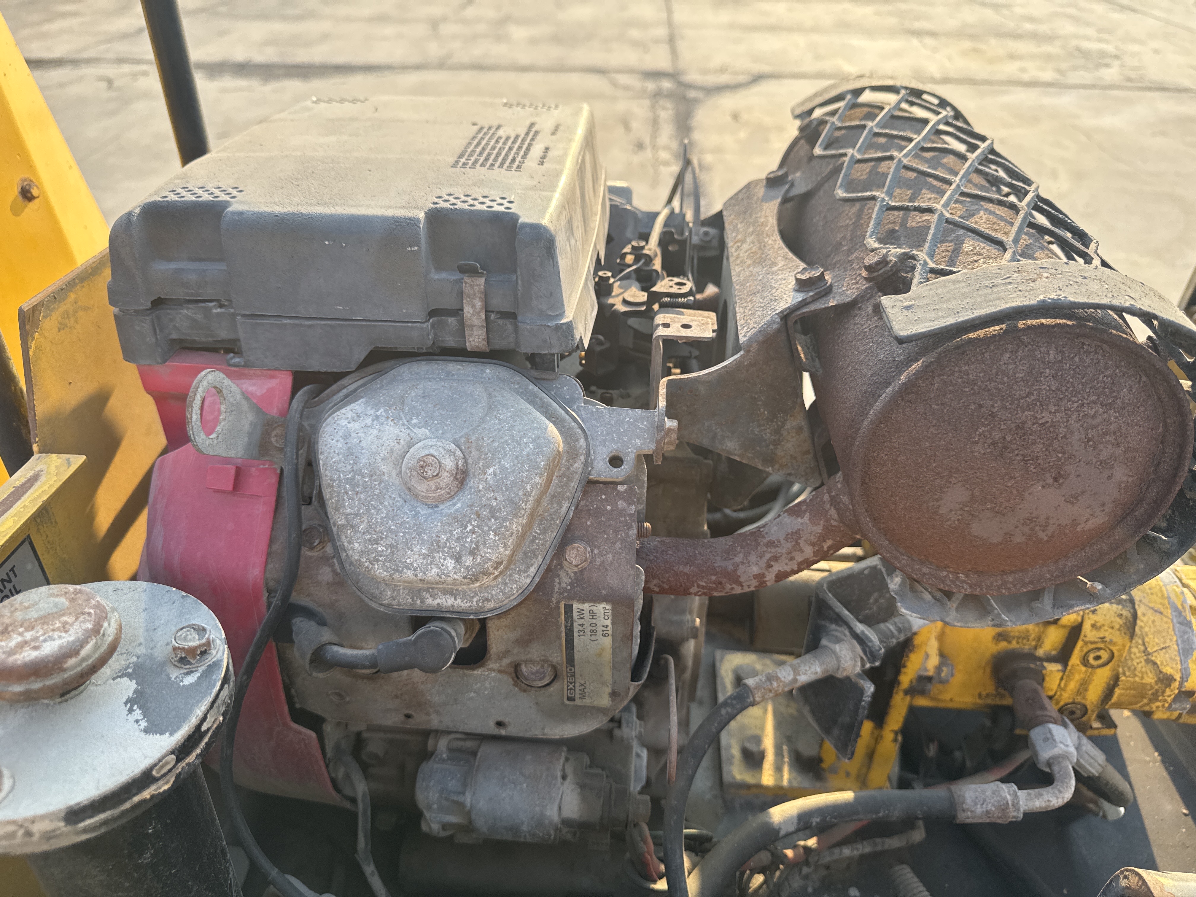 SRC-006-Sakai-CR270-Tandem-rollers-inspection-Engine-Engine-oil-leaks-2