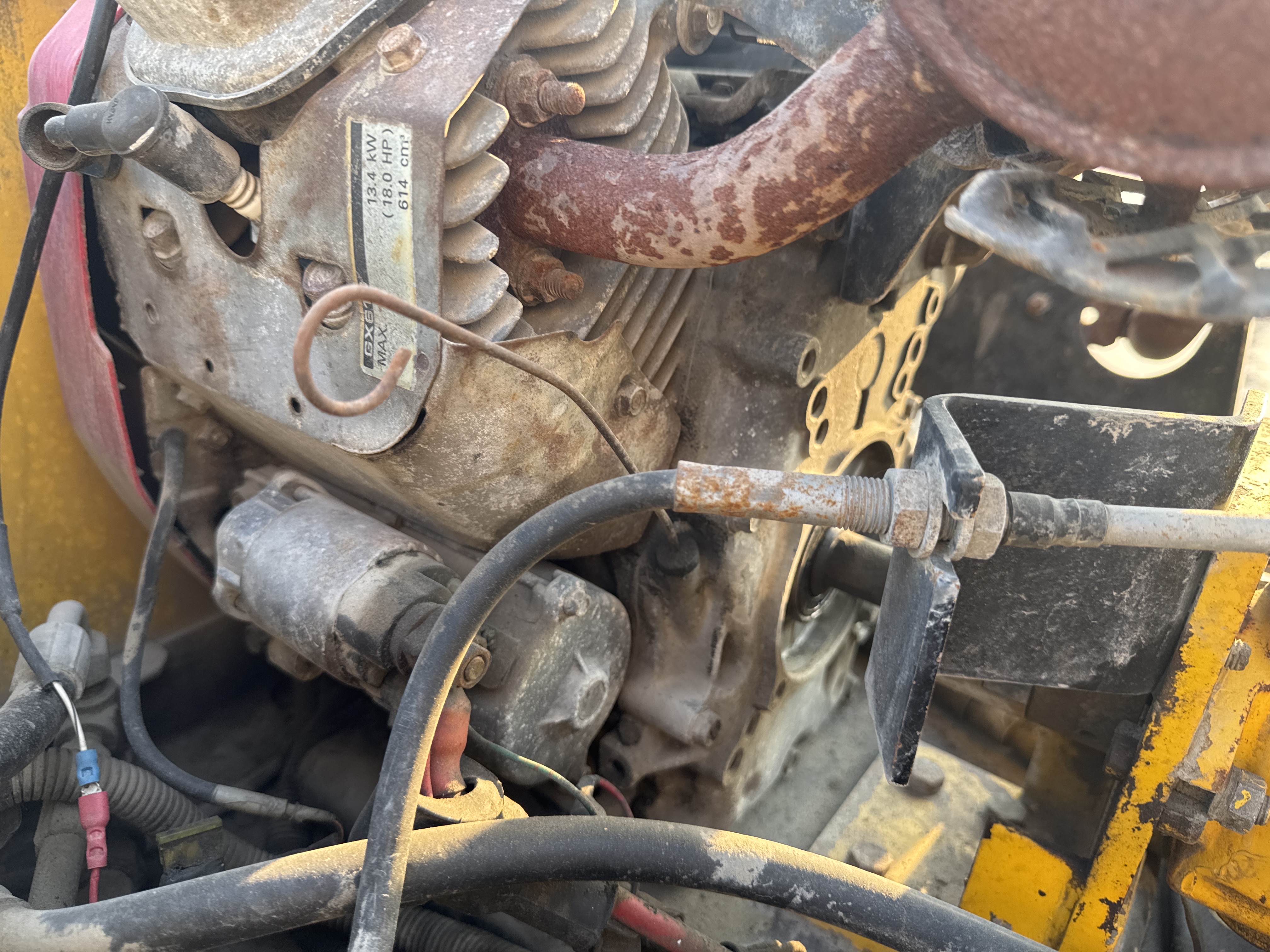 SRC-006-Sakai-CR270-Tandem-rollers-inspection-Engine-Engine-oil-leaks-2