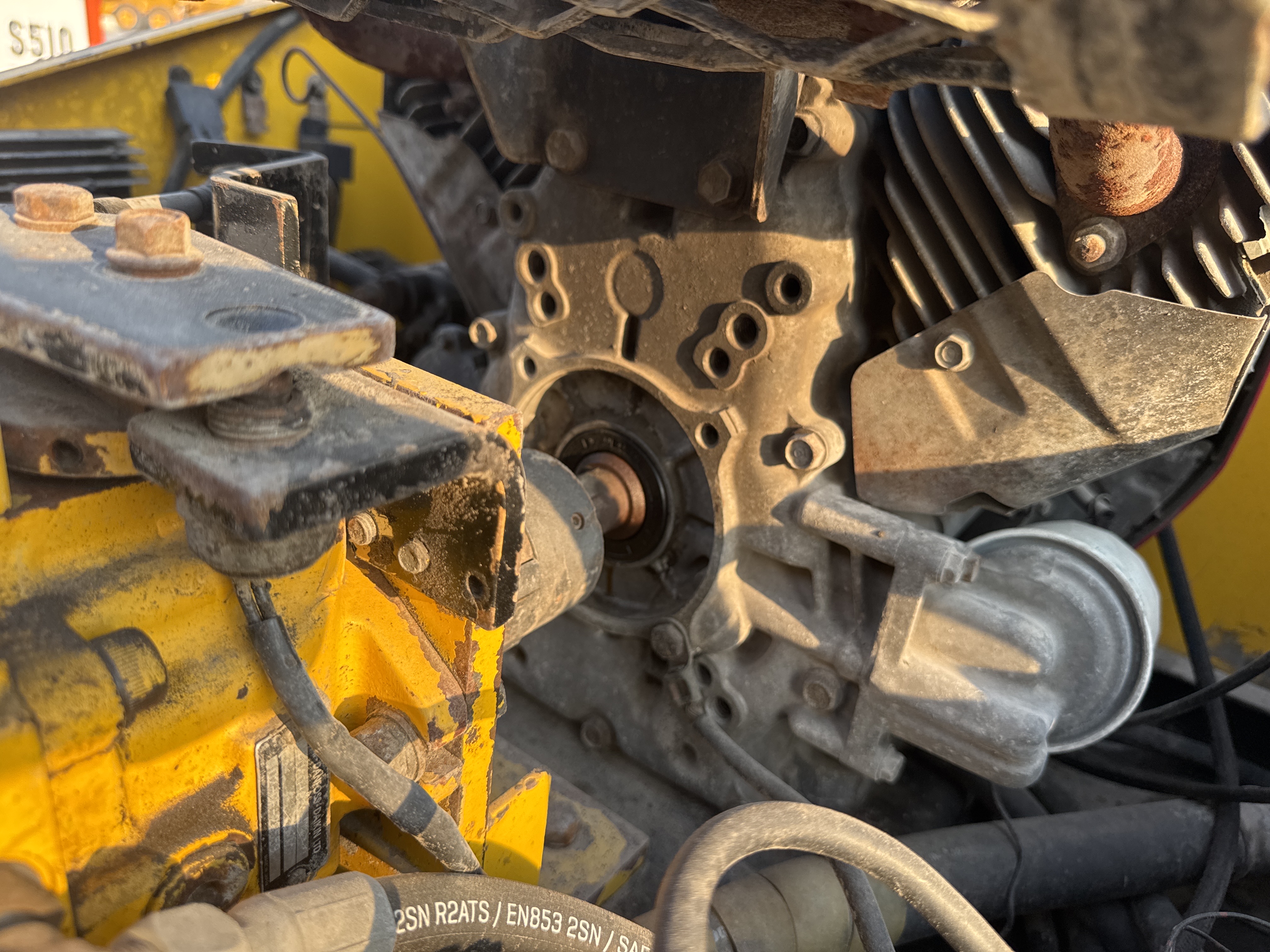 SRC-006-Sakai-CR270-Tandem-rollers-inspection-Engine-Engine-oil-leaks-2