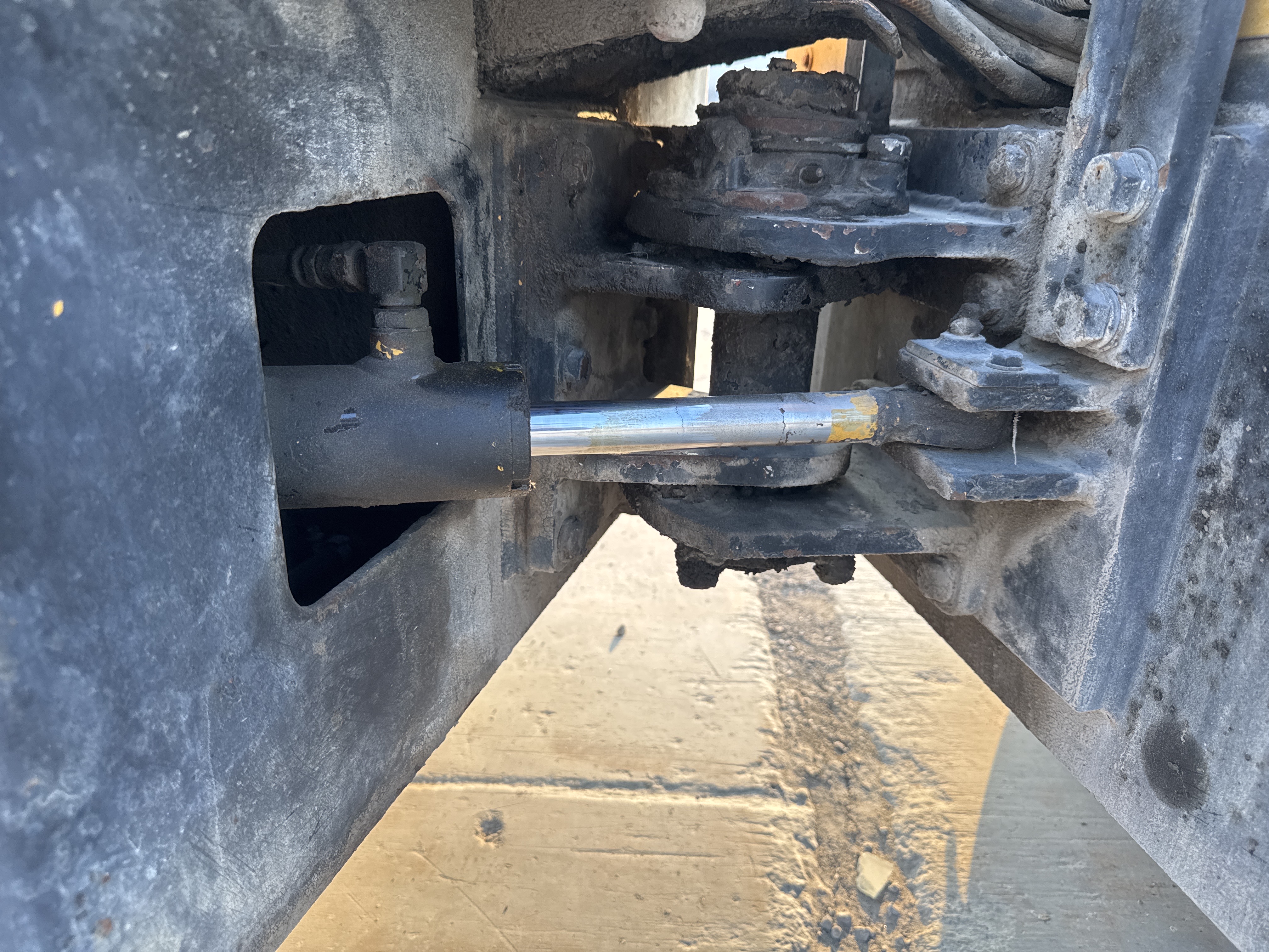 SRC-006-Sakai-CR270-Tandem-rollers-inspection-Hydraulics-Steering-cylinders-2