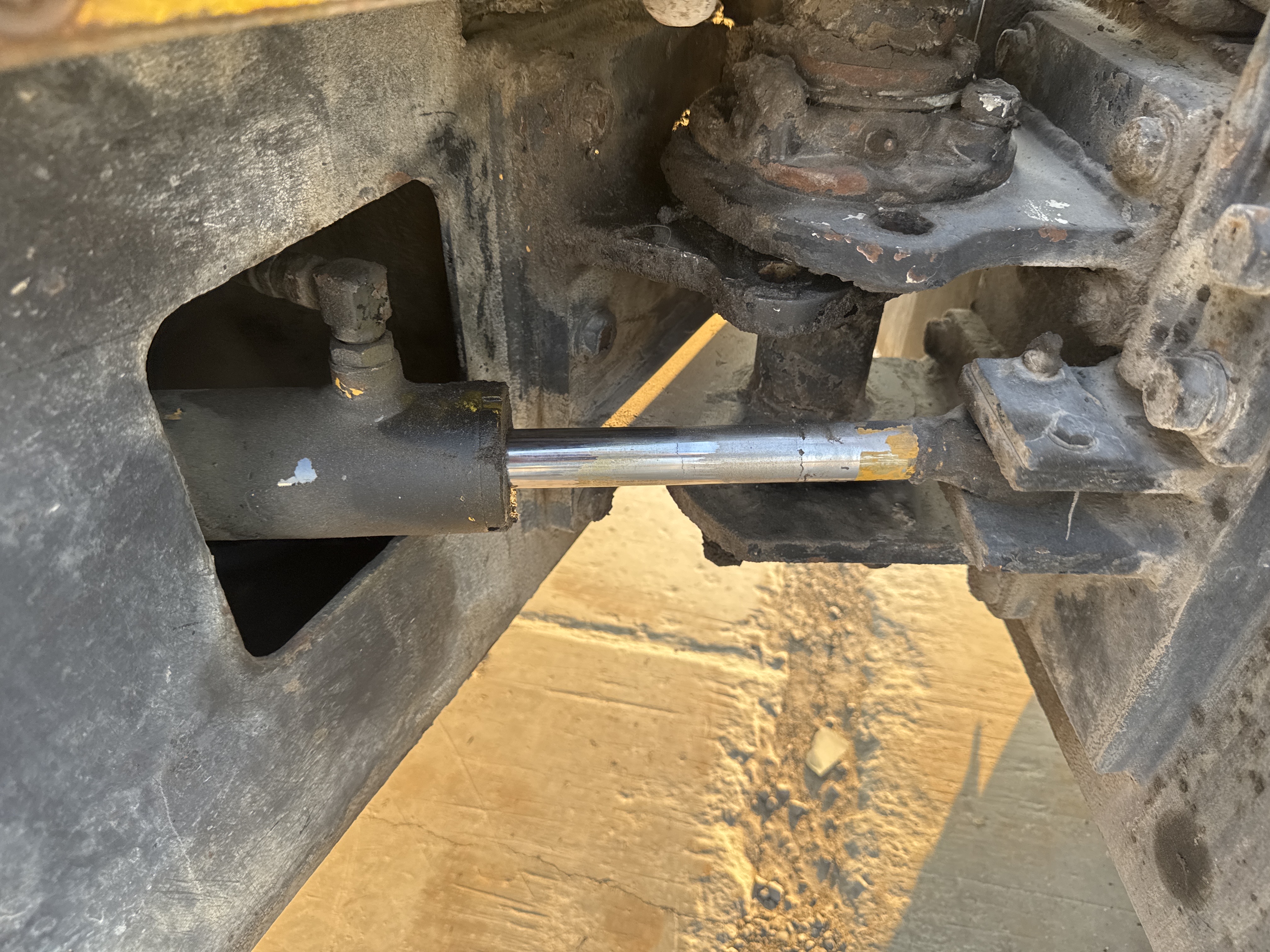 SRC-006-Sakai-CR270-Tandem-rollers-inspection-Hydraulics-Steering-cylinders-2