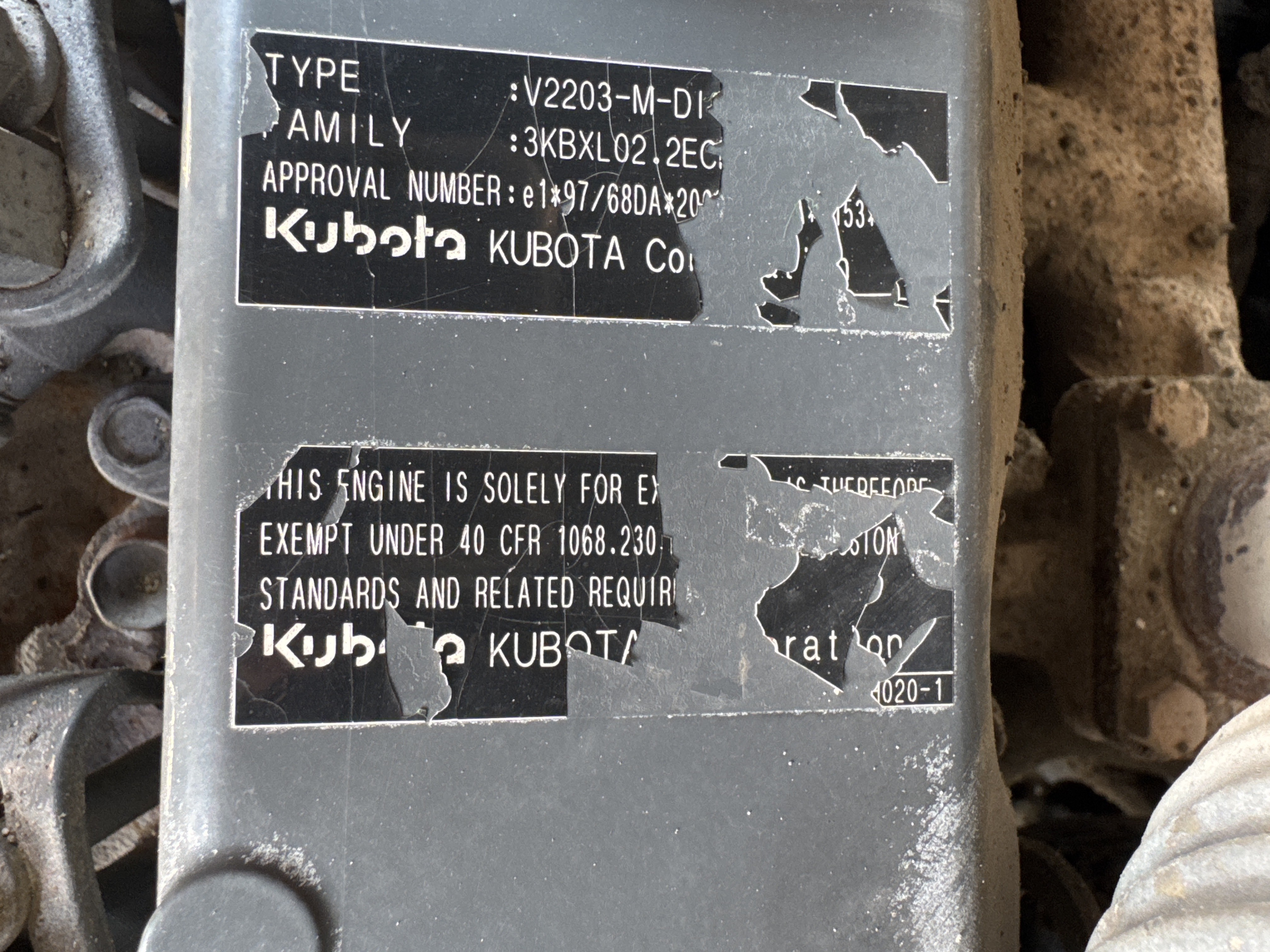 SSL-012-بوبكات-S510-لوادر-انزلاقية-بعجلات-فحص-نظرة-عامة-ملصق-الإنبعاثات-2