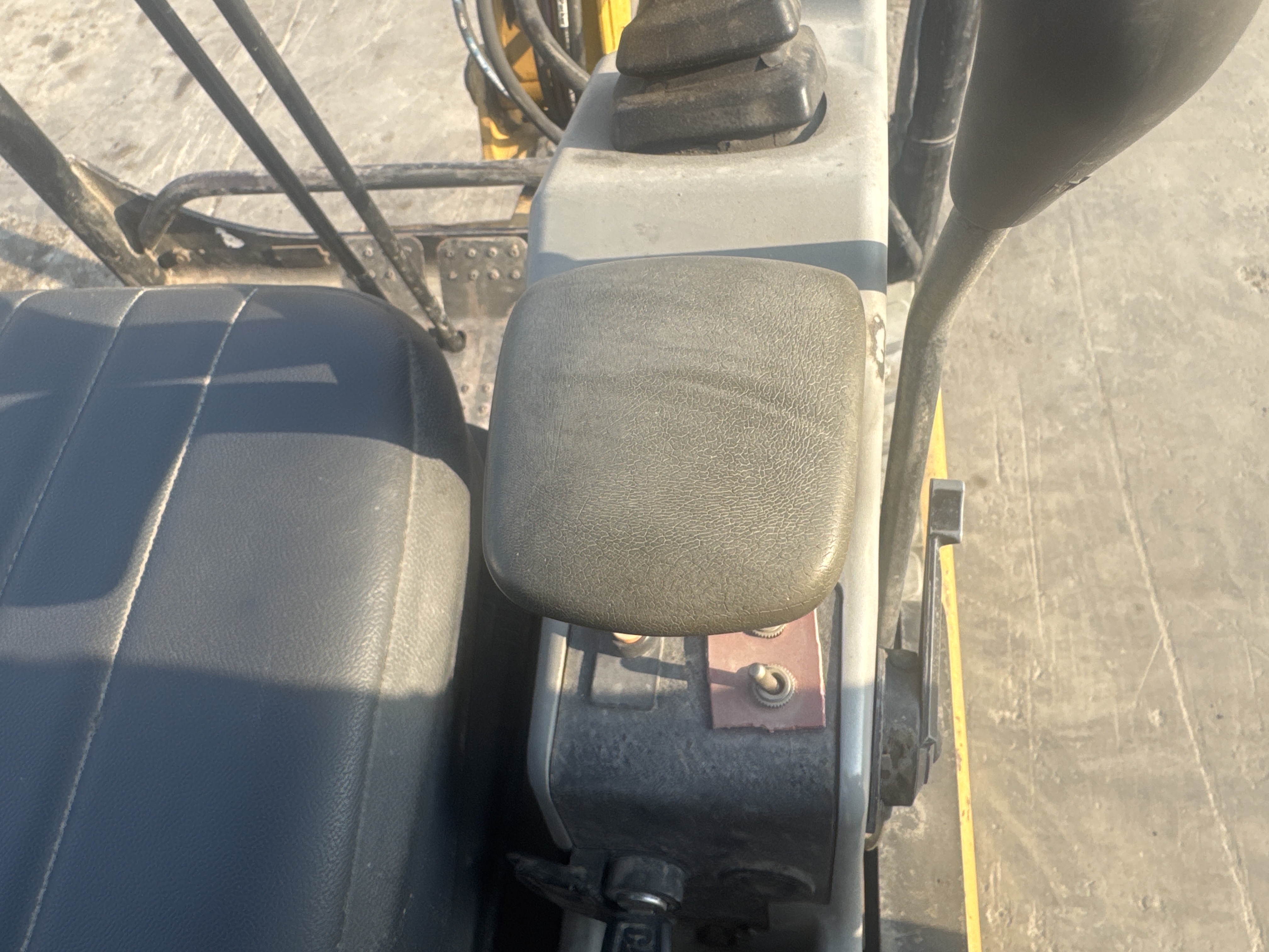 MNX-007-Cat-301.6C-Mini-excavators-inspection-Cabin-Seats/armrests-2