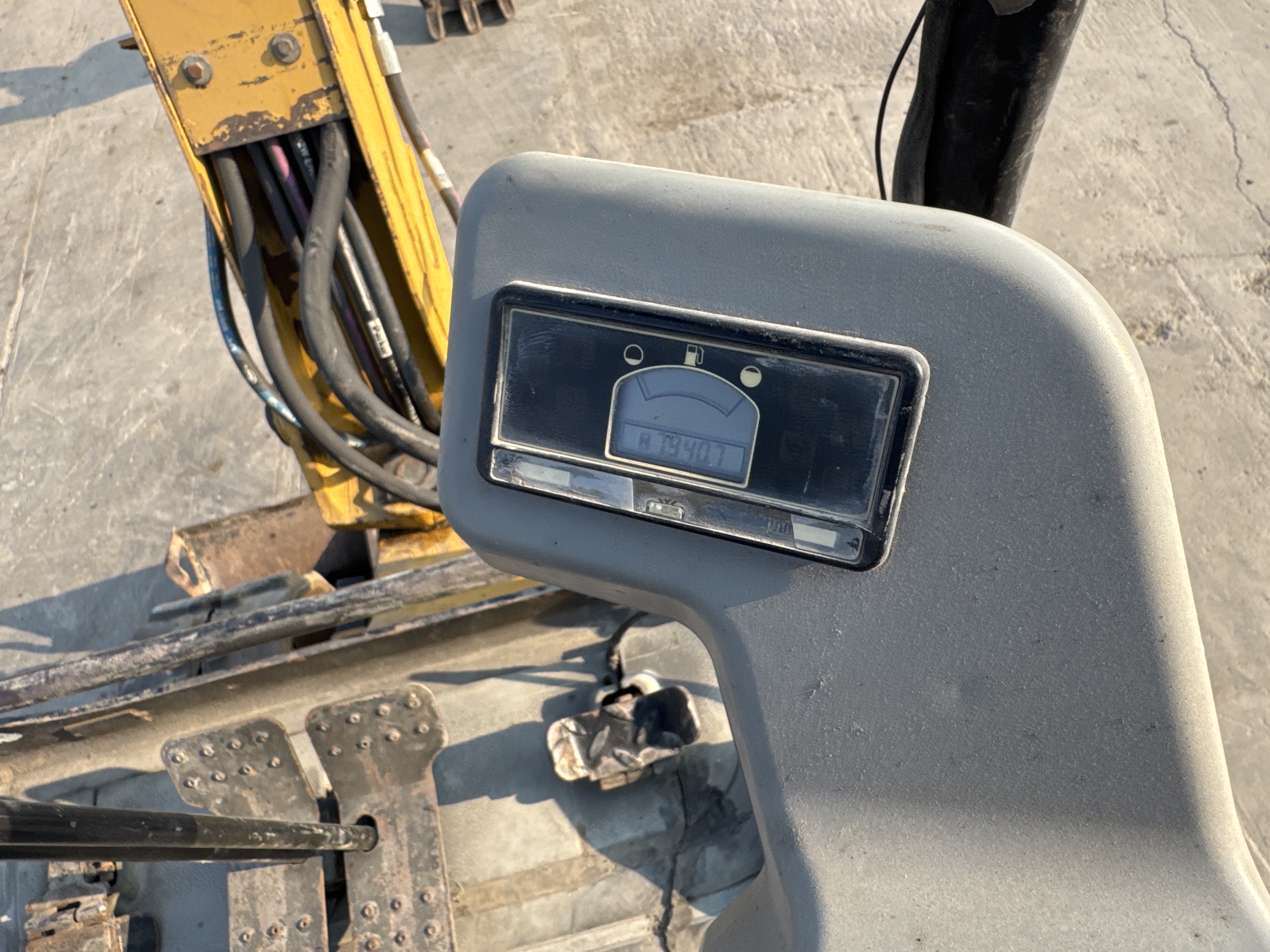 MNX-007-Cat-301.6C-Mini-excavators-inspection-Cabin-Electronic-instrument-board-2