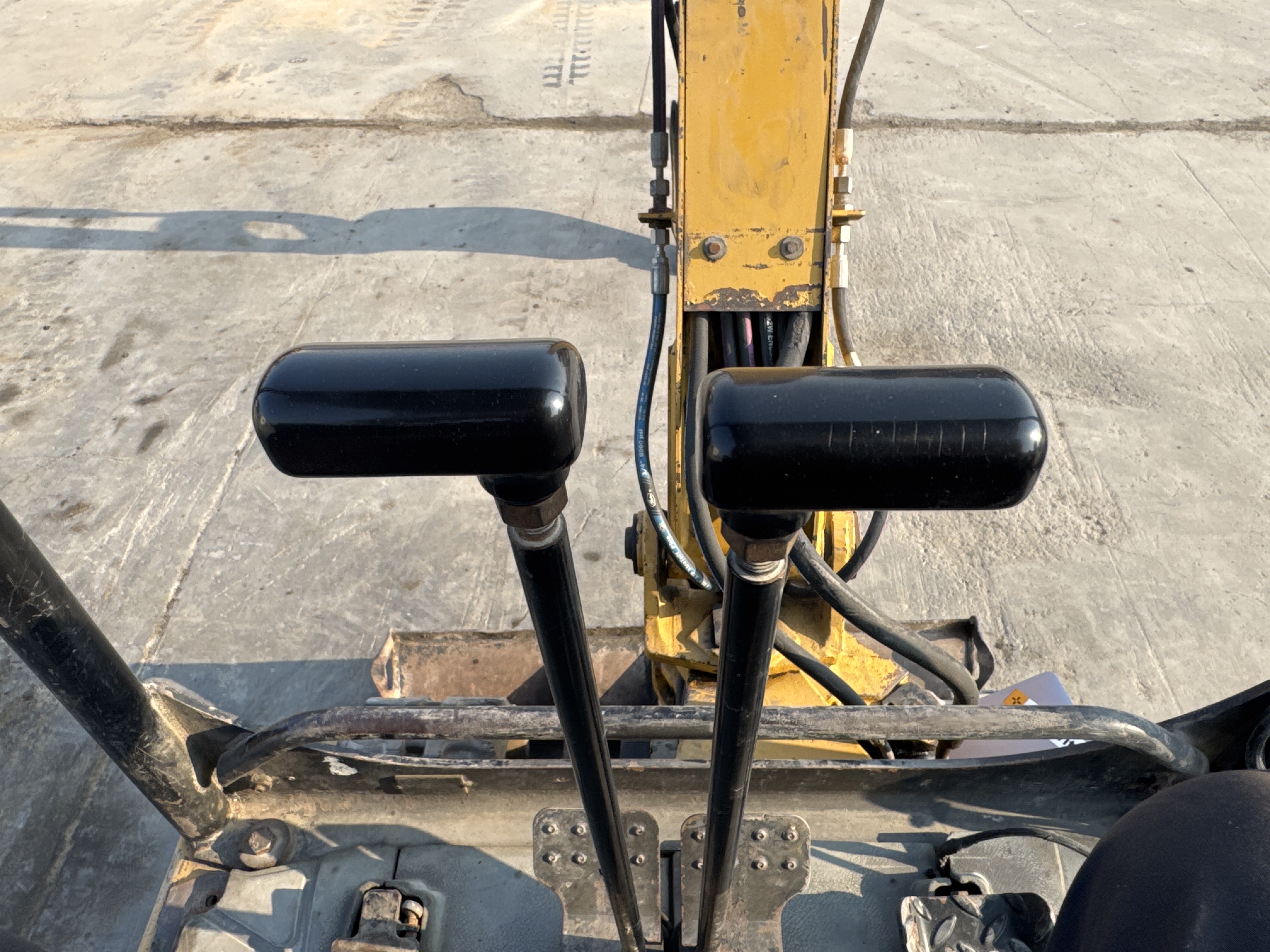 MNX-007-Cat-301.6C-Mini-excavators-inspection-Cabin-Pedals-2