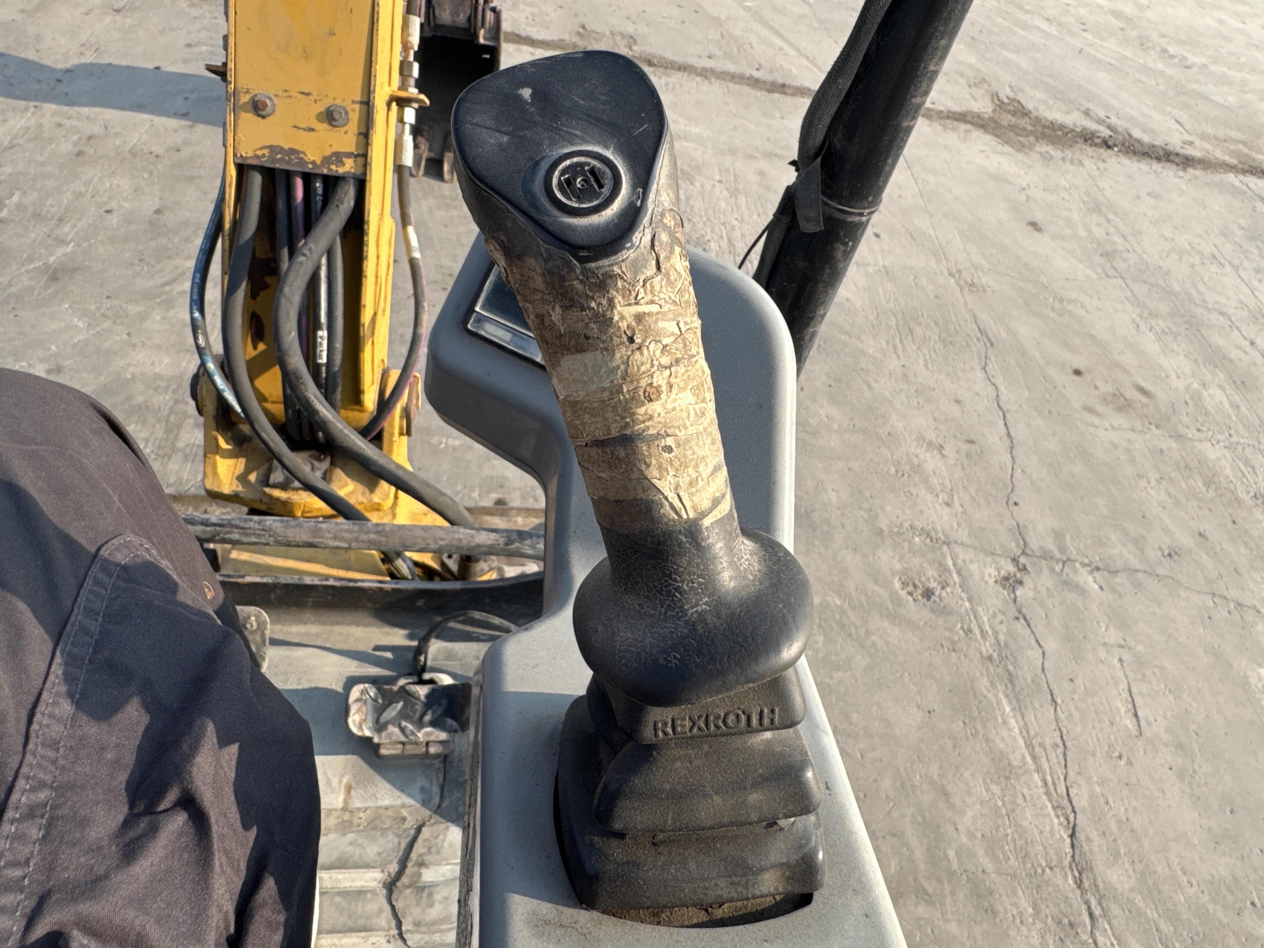 MNX-007-Cat-301.6C-Mini-excavators-inspection-Cabin-Joysticks-2