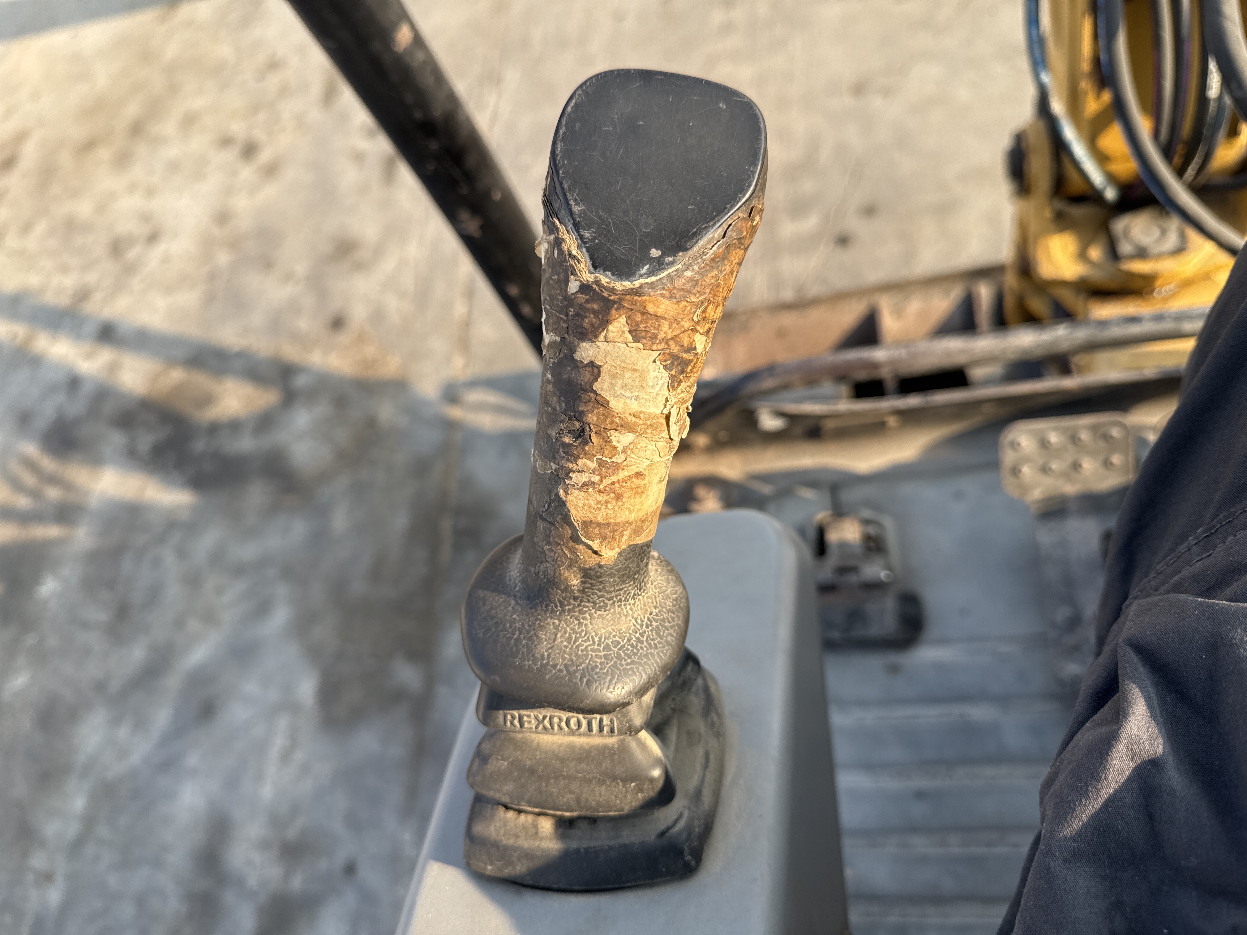 MNX-007-Cat-301.6C-Mini-excavators-inspection-Cabin-Joysticks-2