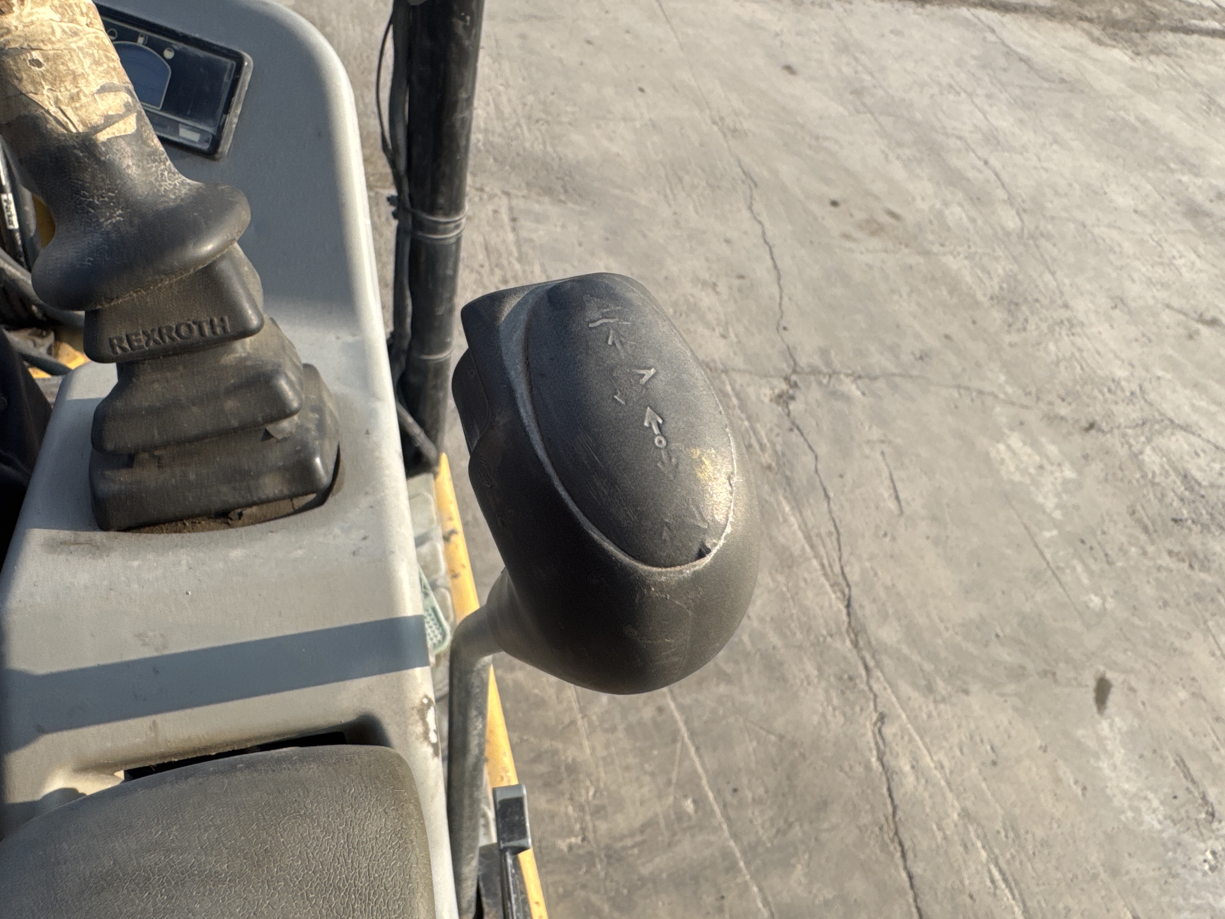MNX-007-Cat-301.6C-Mini-excavators-inspection-Cabin-Joysticks-2
