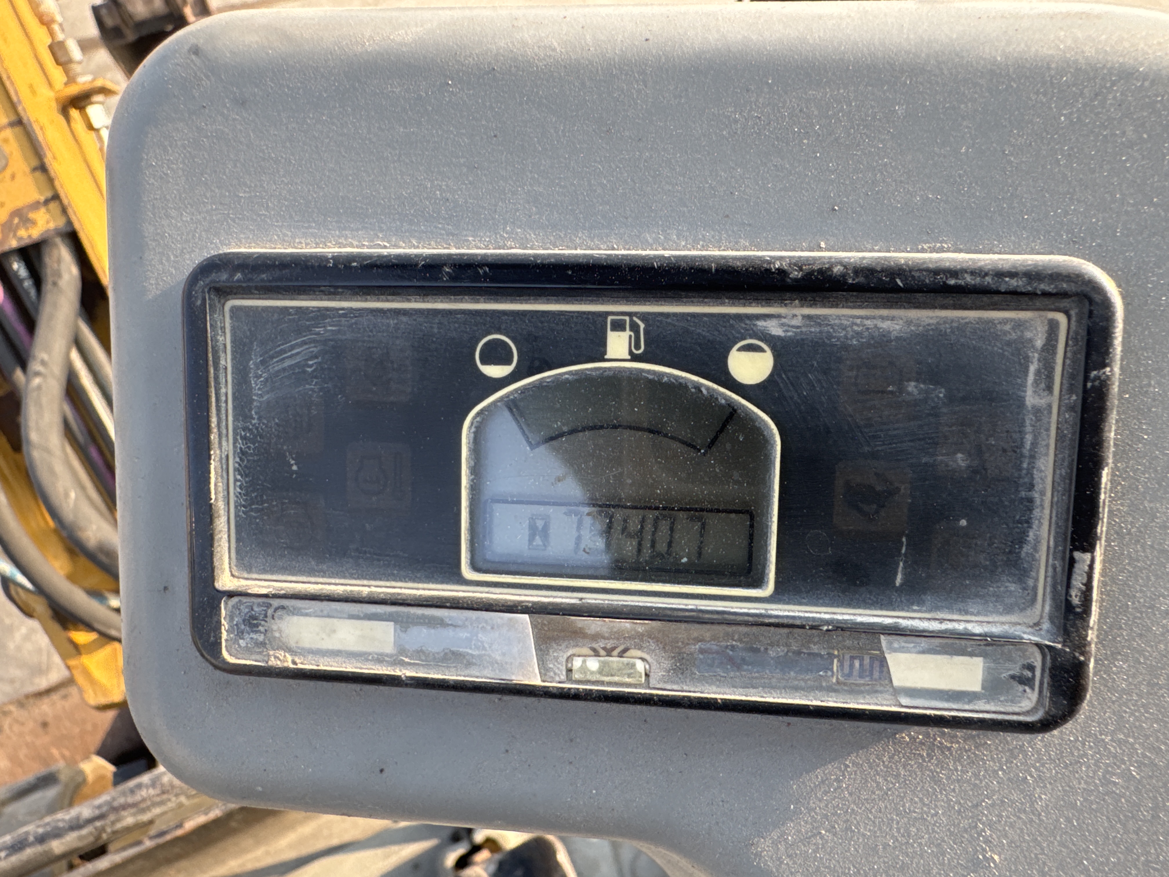 MNX-007-Cat-301.6C-Mini-excavators-inspection-Cabin-Instrument-cluster-2