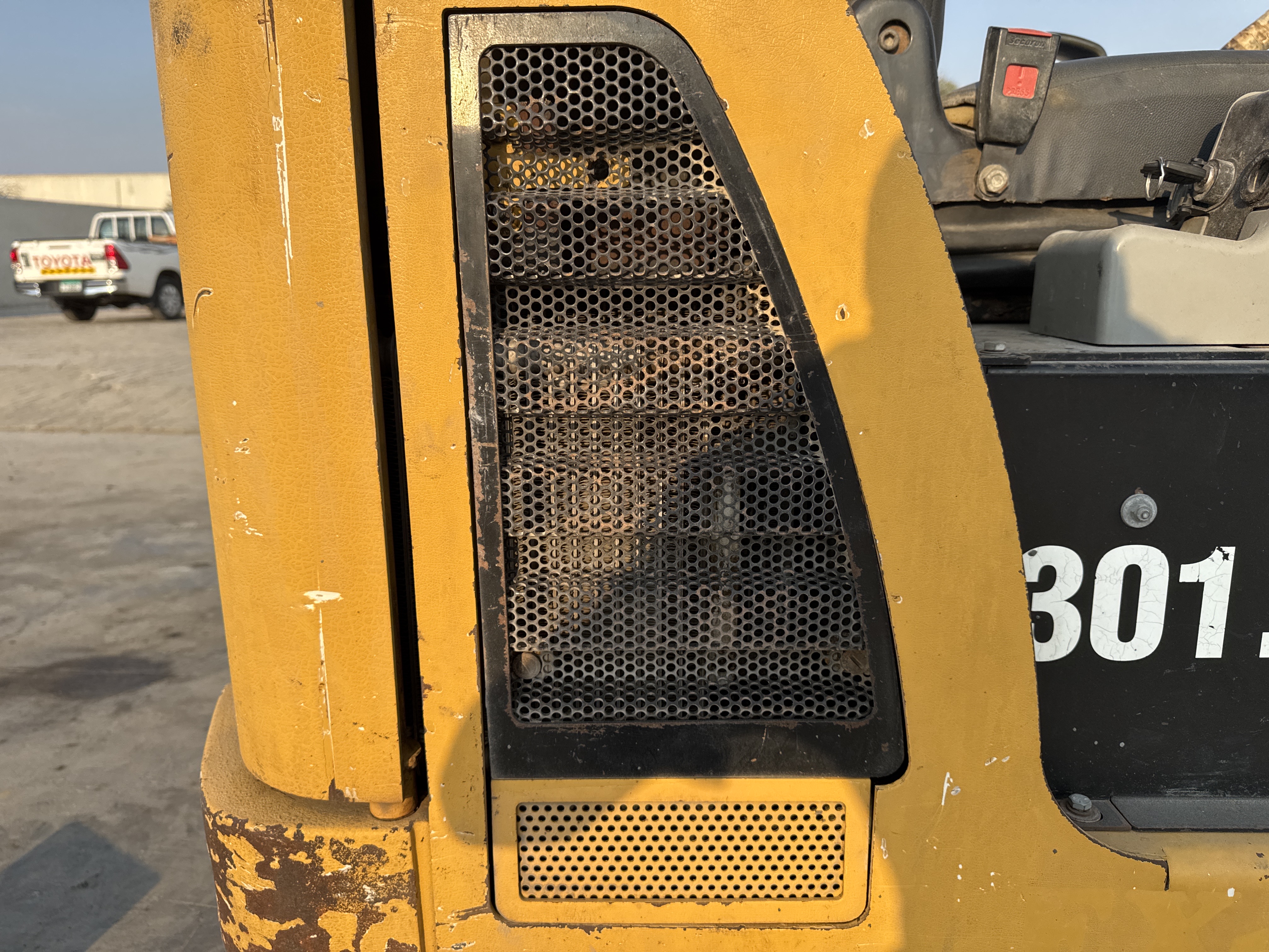 MNX-007-Cat-301.6C-Mini-excavators-inspection-Structure-Sheet-metal-(fiberglass)-2