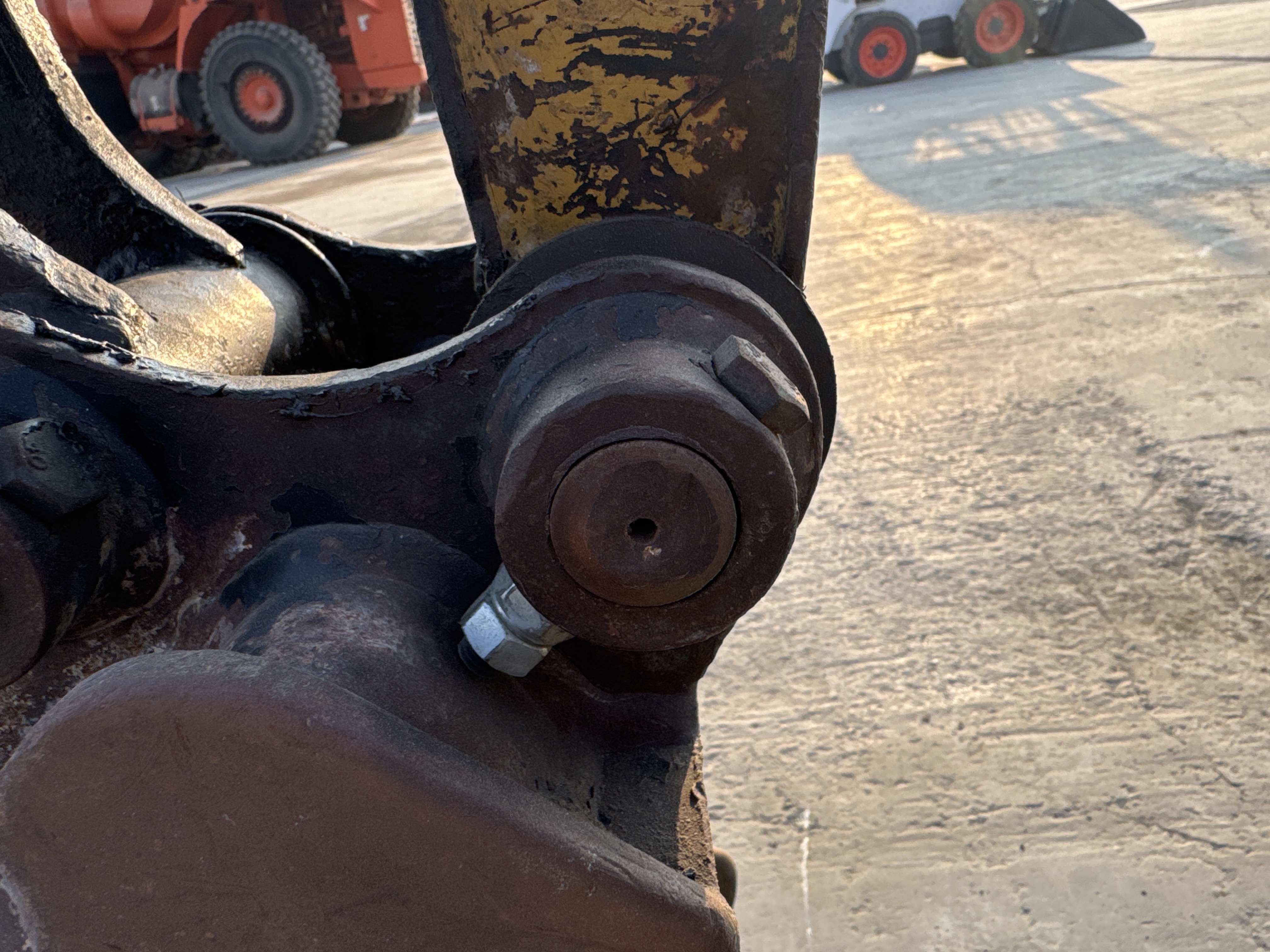 MNX-007-Cat-301.6C-Mini-excavators-inspection-Chassis-Pin-and-bushings-stick-to-bucket-2