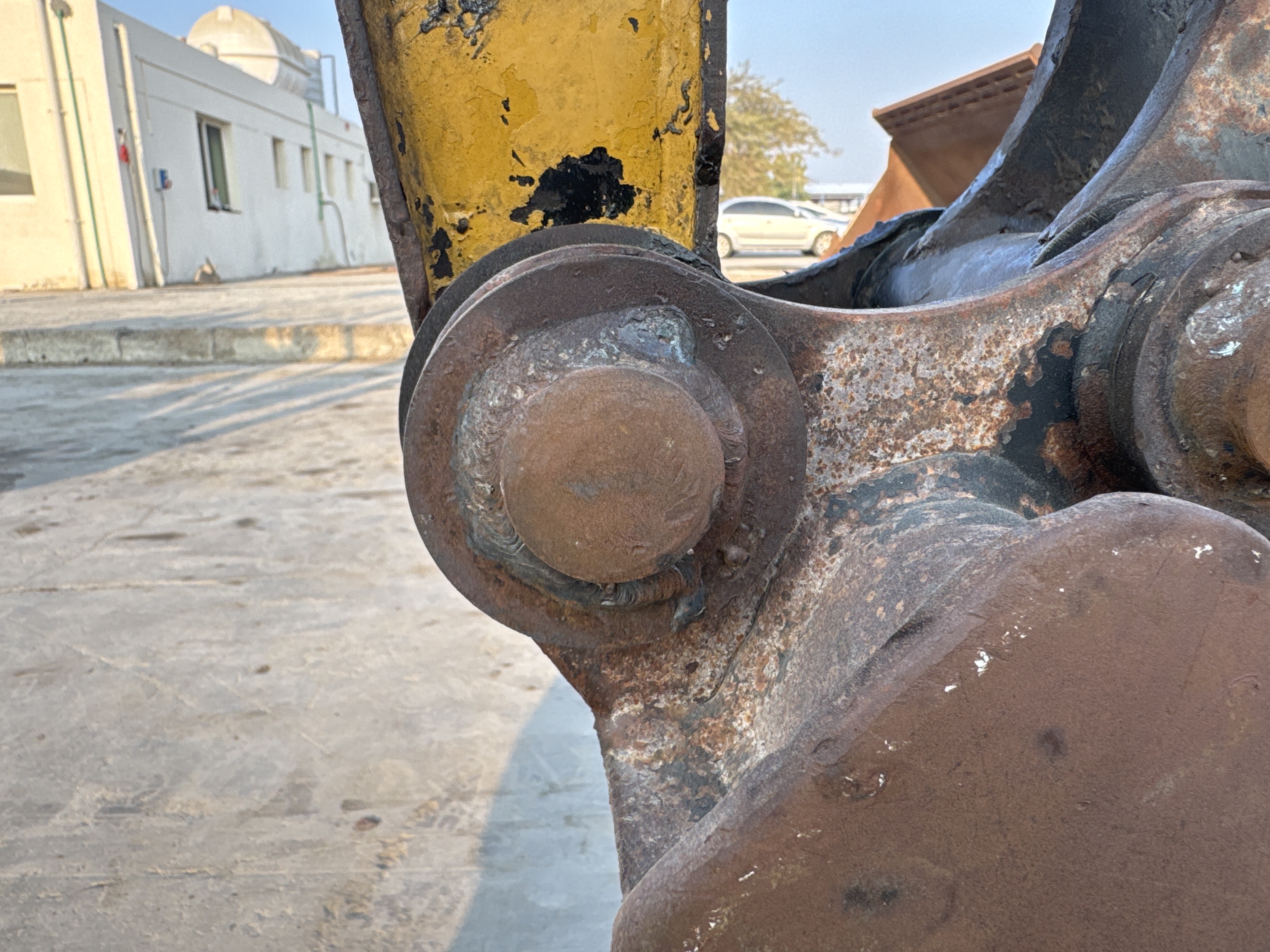 MNX-007-Cat-301.6C-Mini-excavators-inspection-Chassis-Pin-and-bushings-stick-to-bucket-2