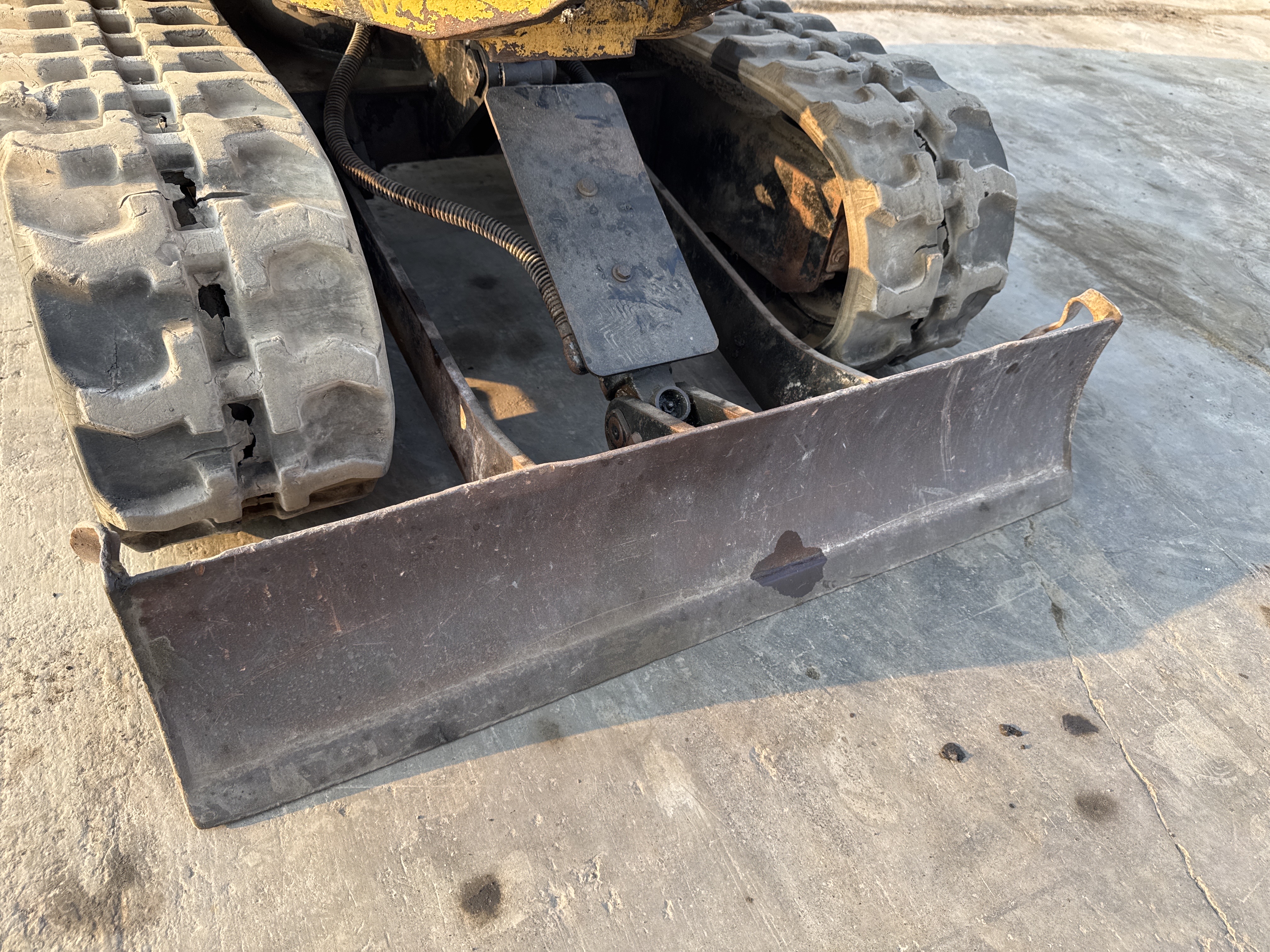 MNX-007-Cat-301.6C-Mini-excavators-inspection-Chassis-Dozer-blade-2