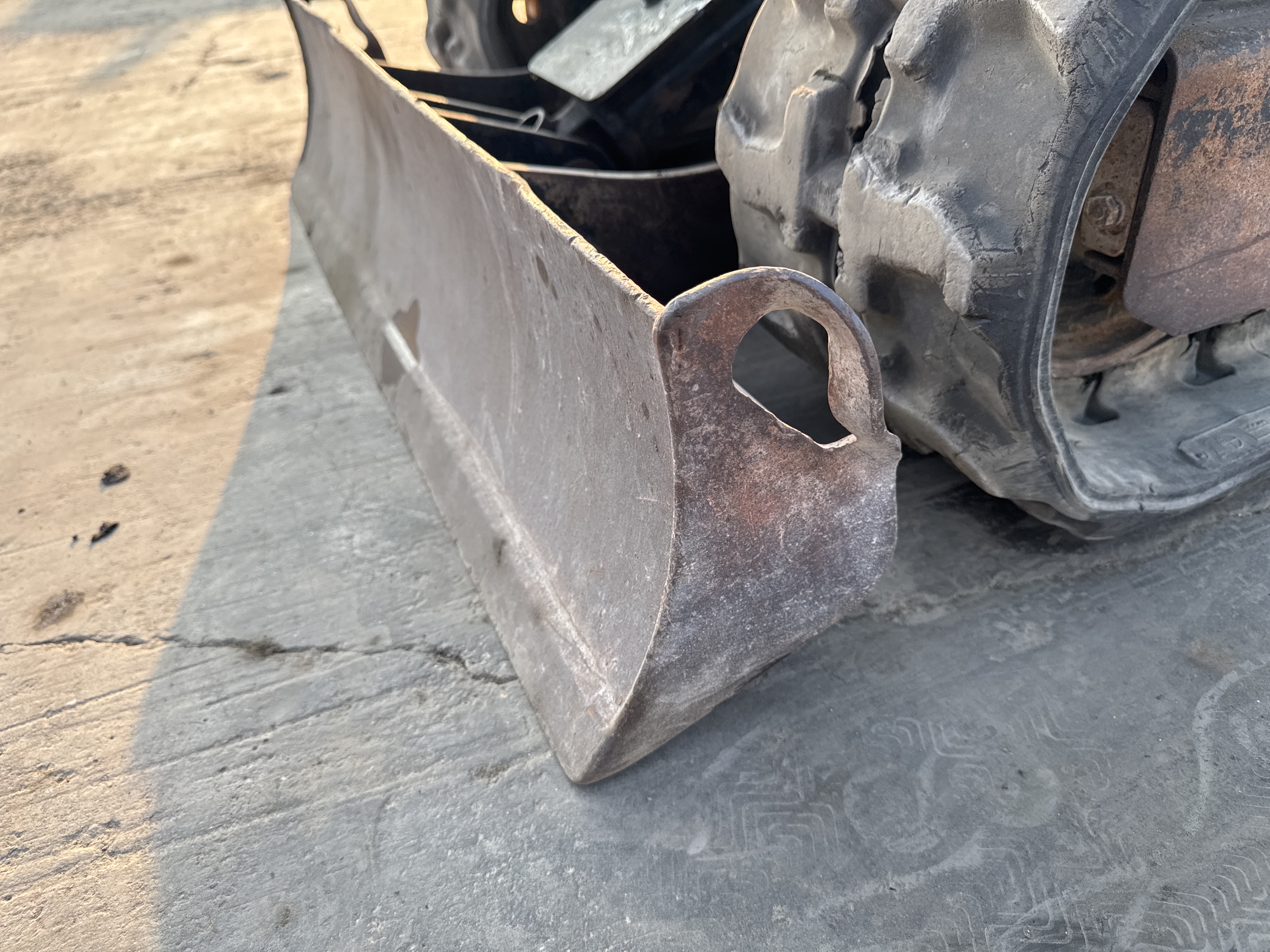 MNX-007-Cat-301.6C-Mini-excavators-inspection-Chassis-Dozer-blade-2