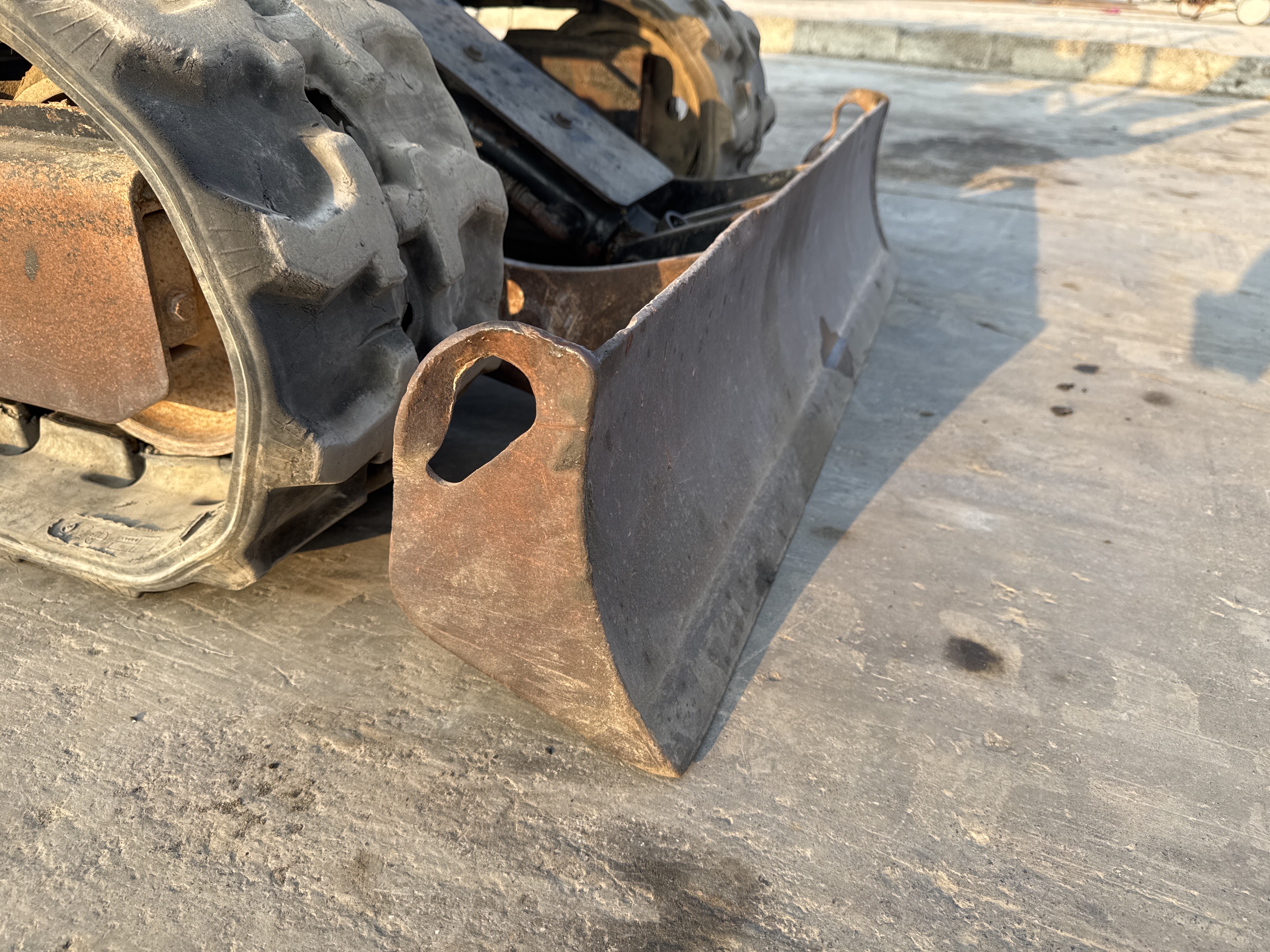 MNX-007-Cat-301.6C-Mini-excavators-inspection-Chassis-Dozer-blade-2
