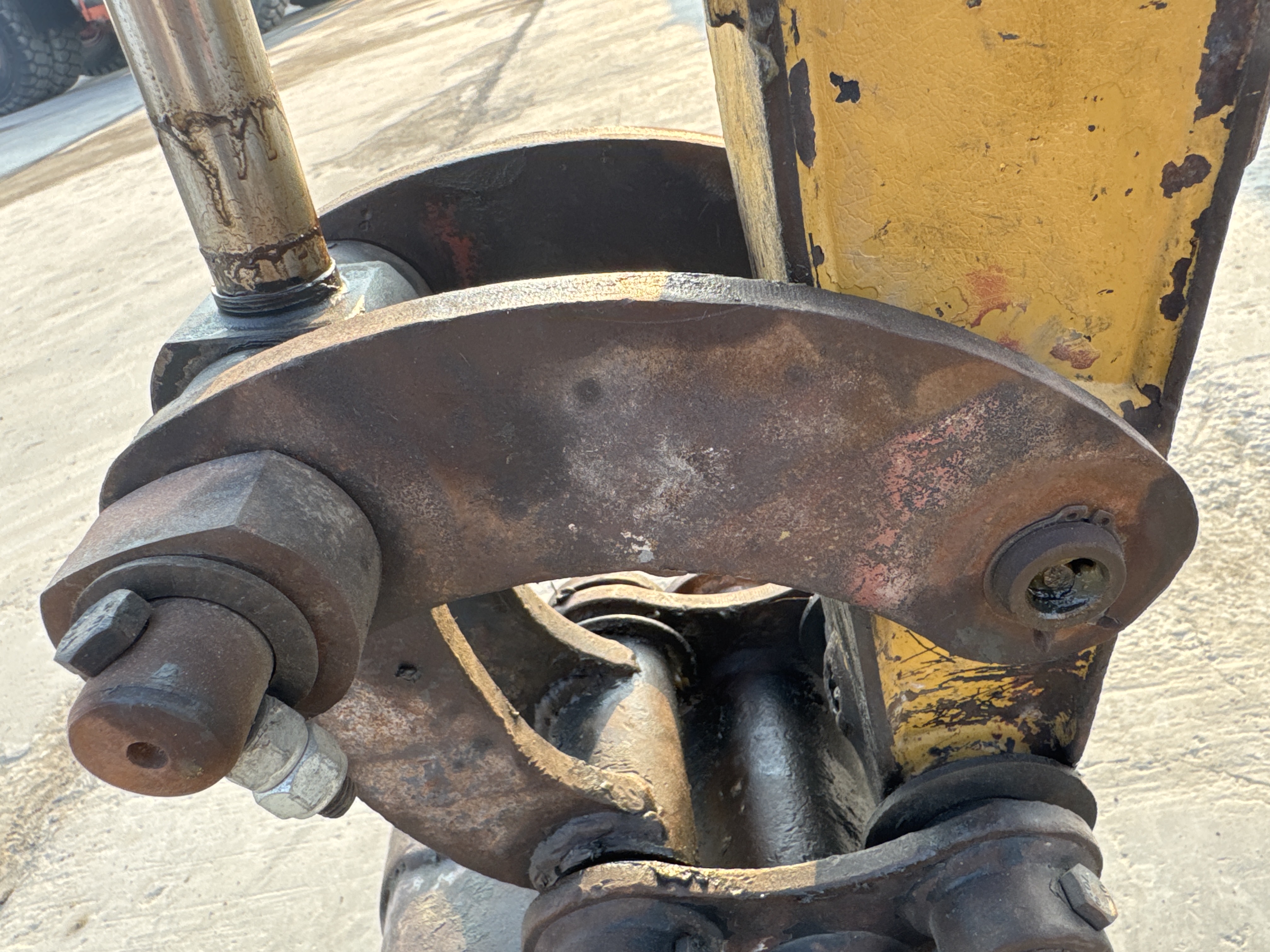 MNX-007-Cat-301.6C-Mini-excavators-inspection-Chassis-Dog-bone-arms-2