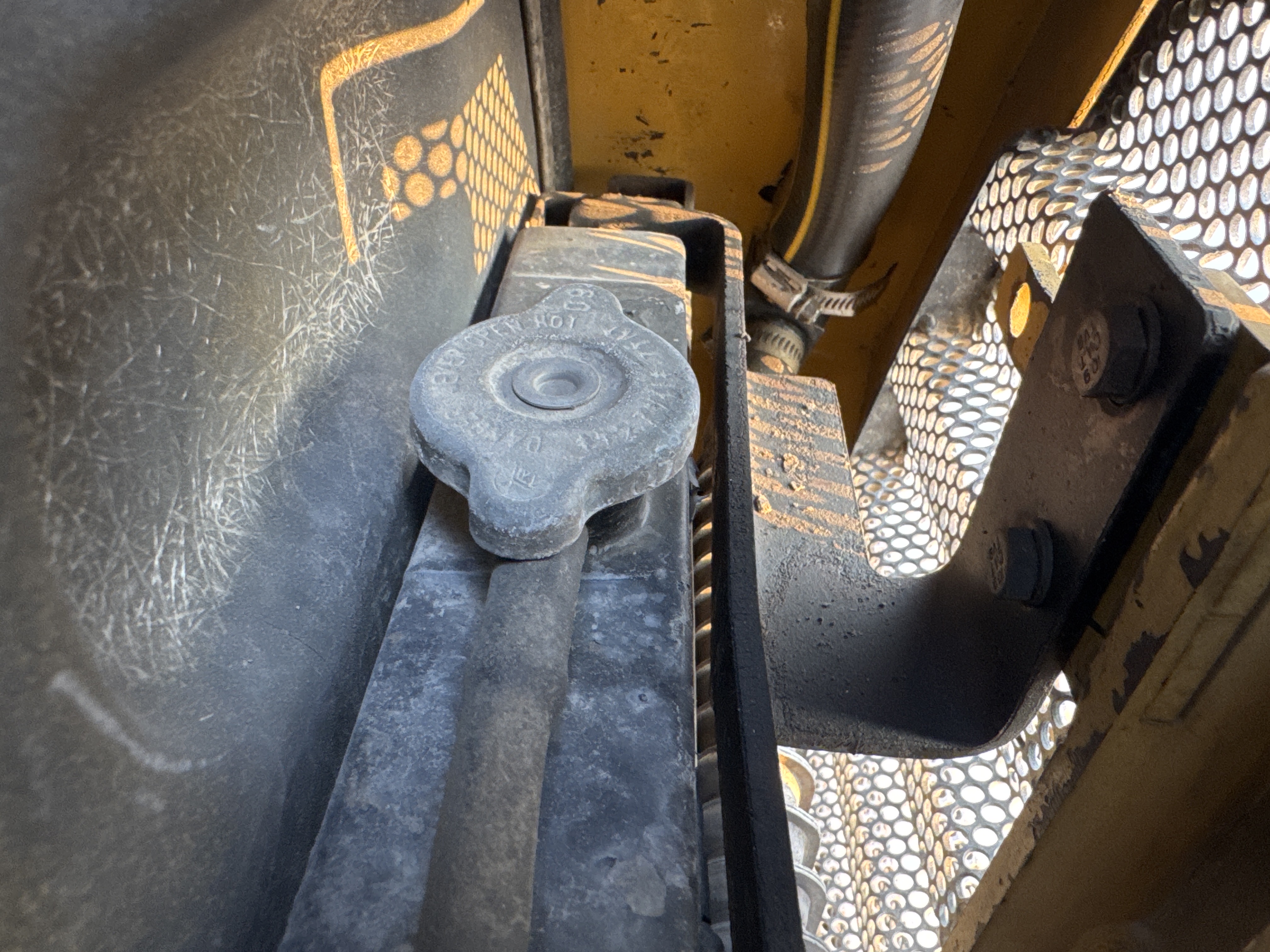 MNX-007-Cat-301.6C-Mini-excavators-inspection-Engine-Radiator,-oil-cooler-and-air-cooler-2