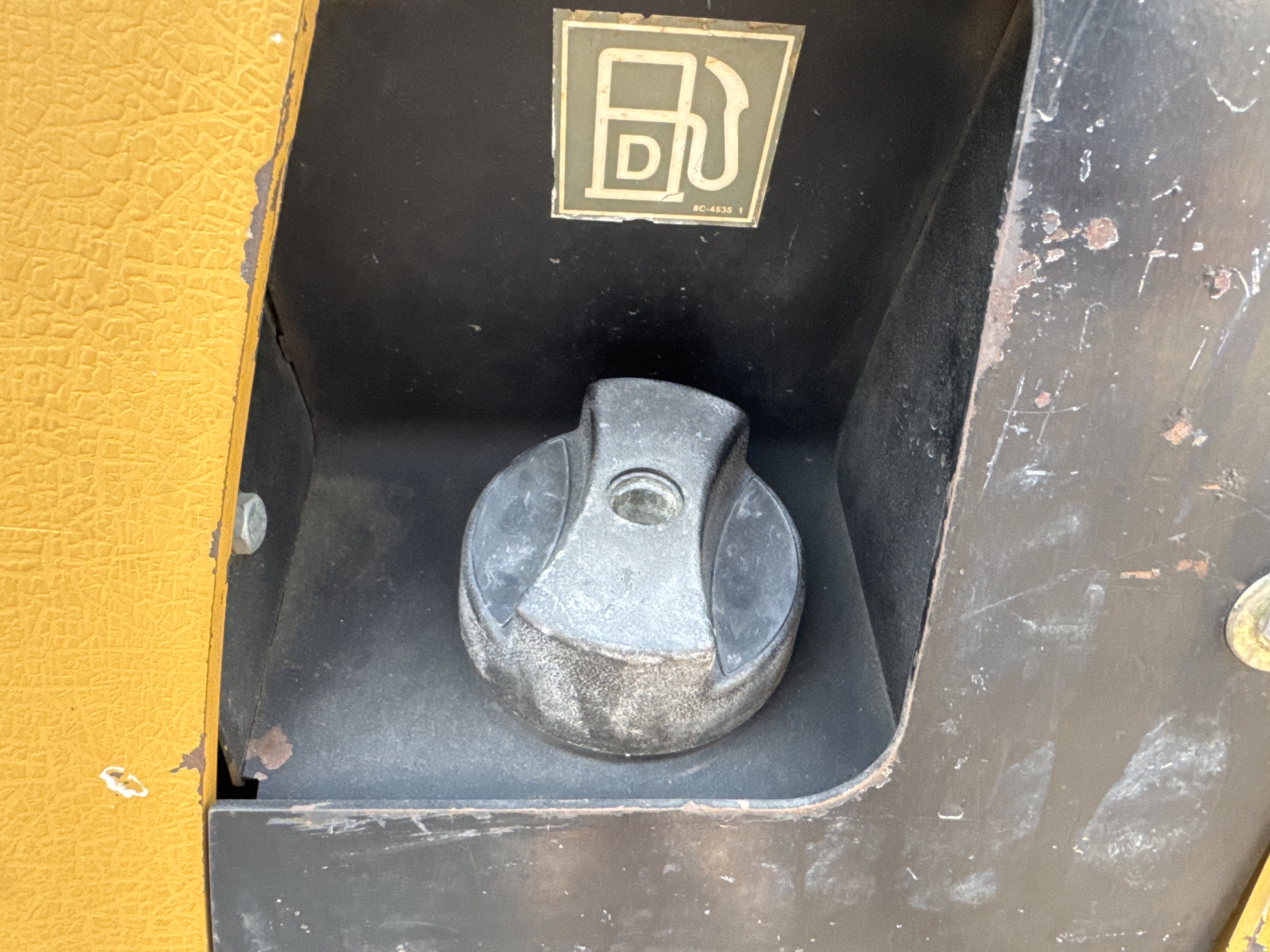 MNX-007-Cat-301.6C-Mini-excavators-inspection-Engine-Fuel-tank-2