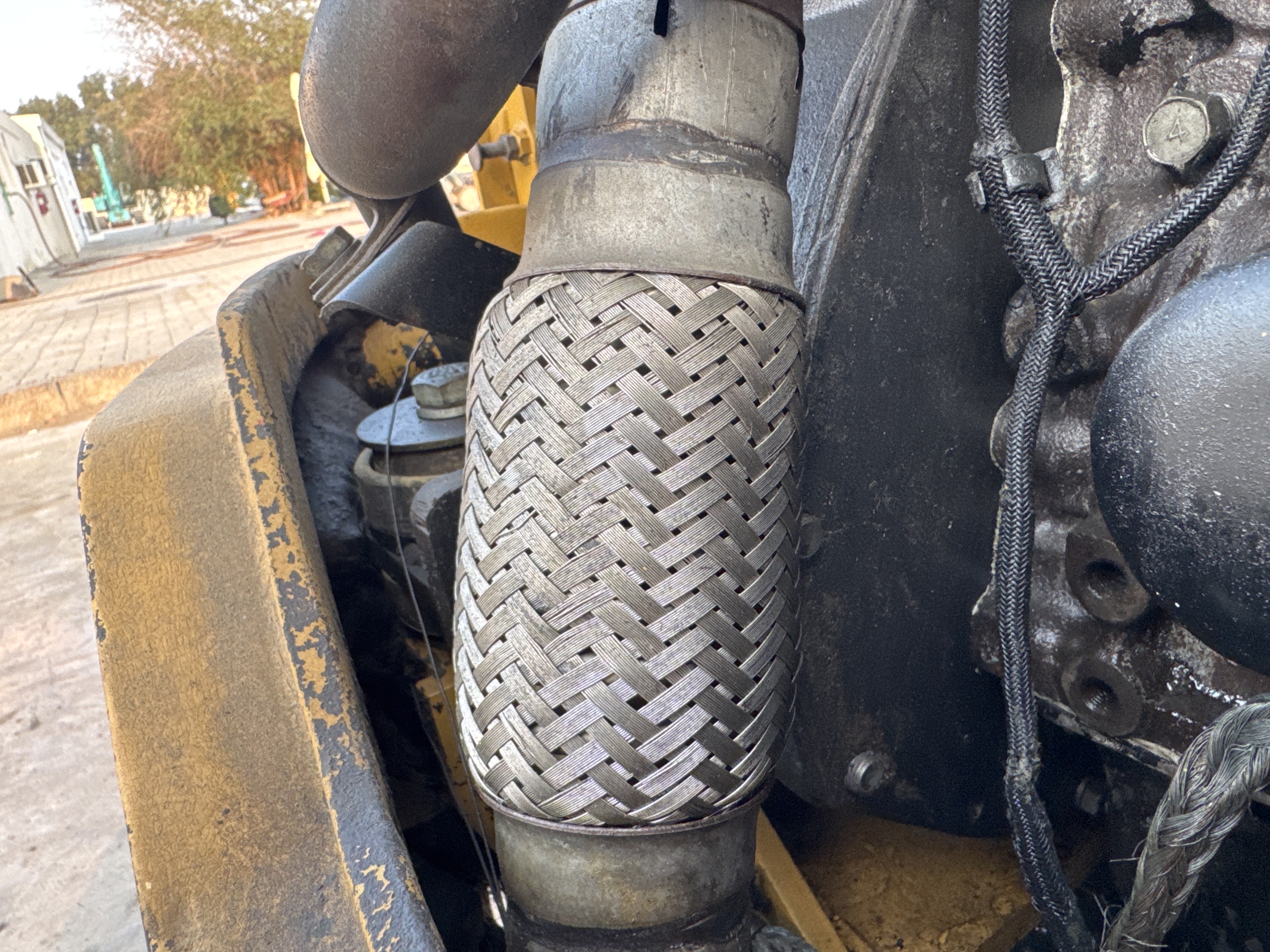 MNX-007-Cat-301.6C-Mini-excavators-inspection-Engine-Exhaust-system-2