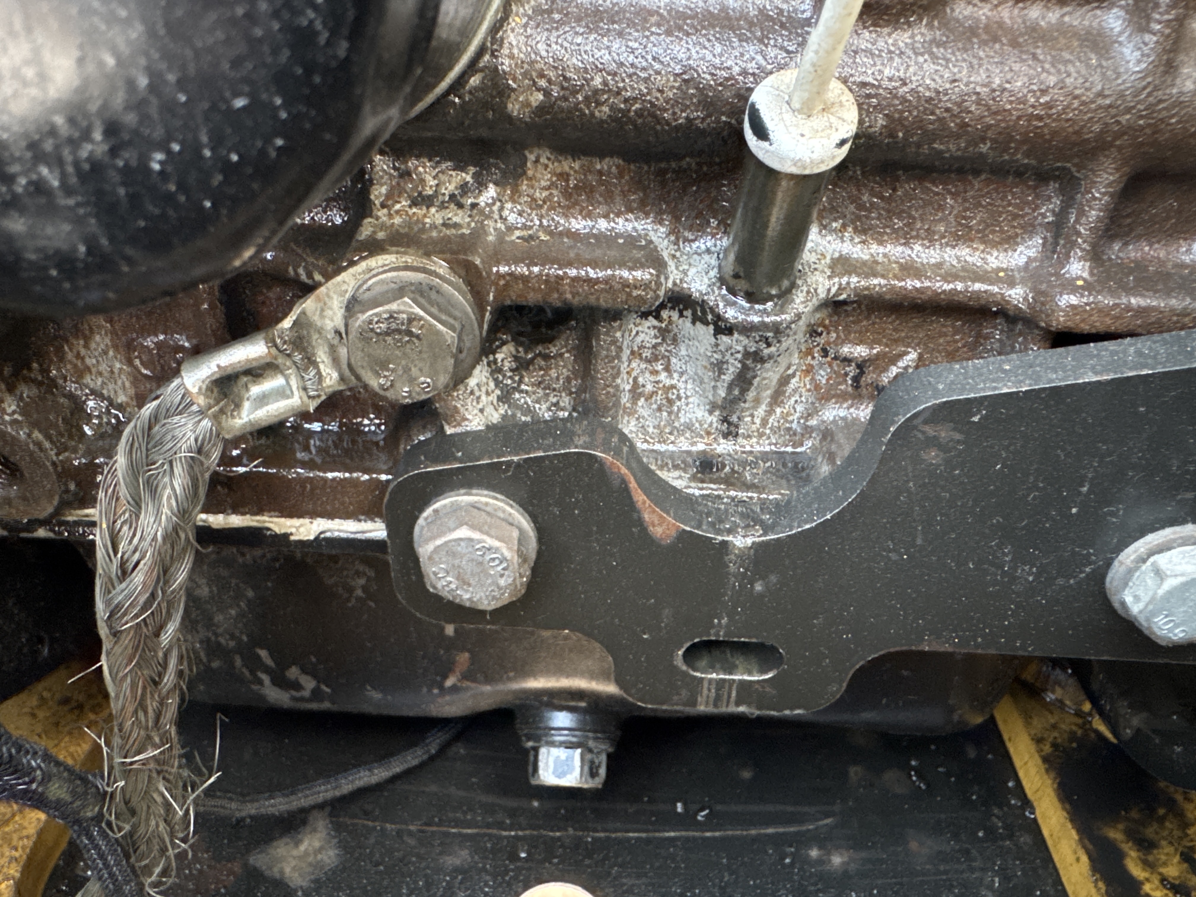 MNX-007-Cat-301.6C-Mini-excavators-inspection-Engine-Engine-oil-leaks-2