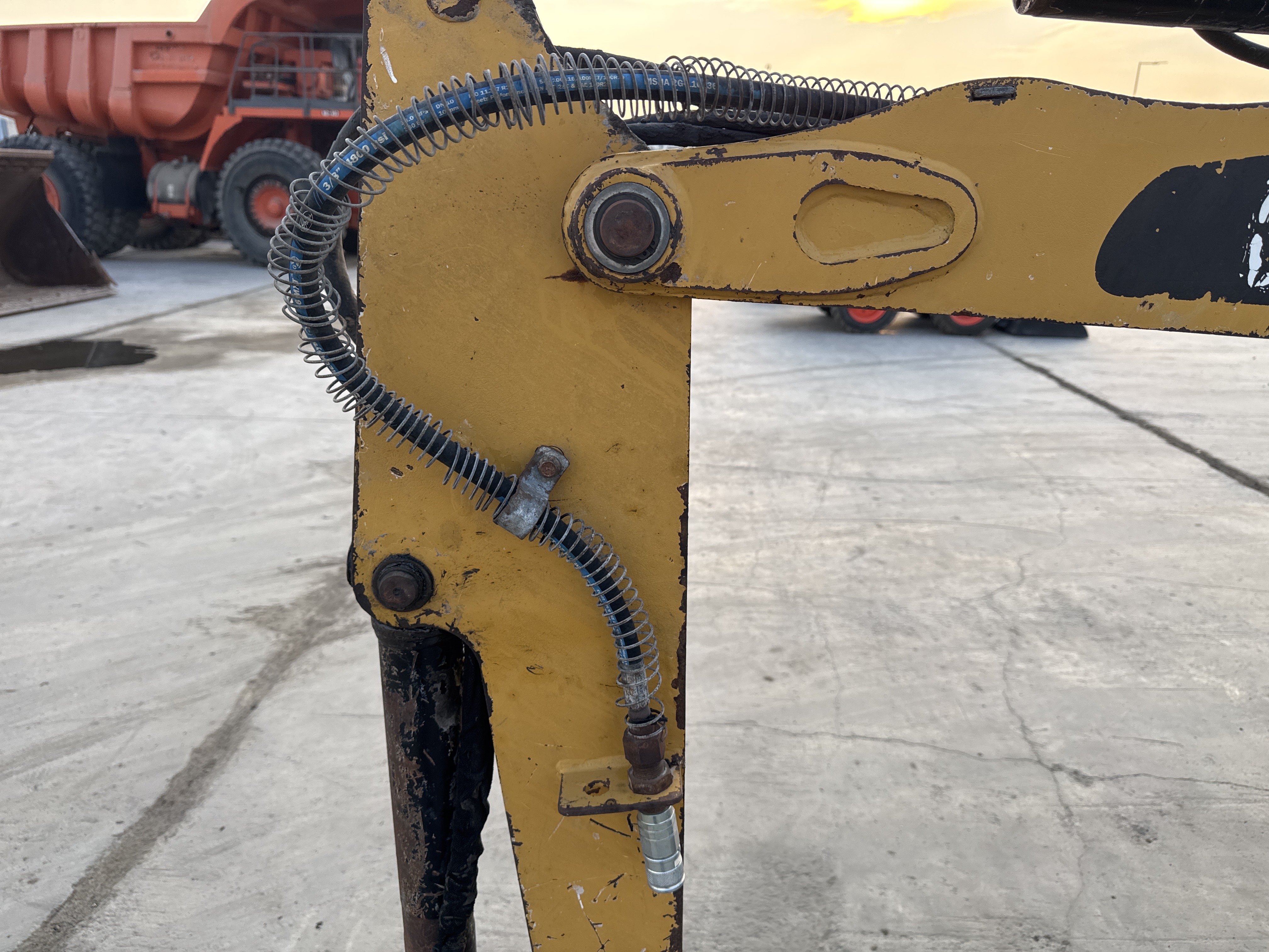 MNX-007-Cat-301.6C-Mini-excavators-inspection-Hydraulics-Attachment-piping-2