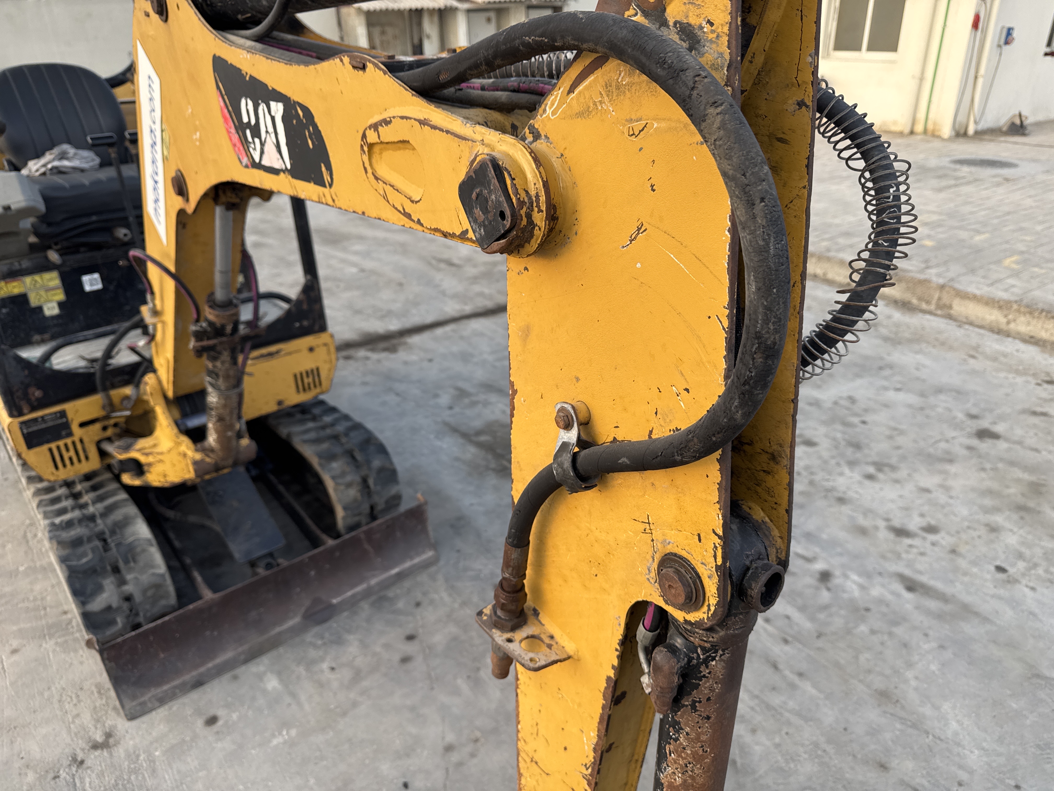 MNX-007-Cat-301.6C-Mini-excavators-inspection-Hydraulics-Attachment-piping-2
