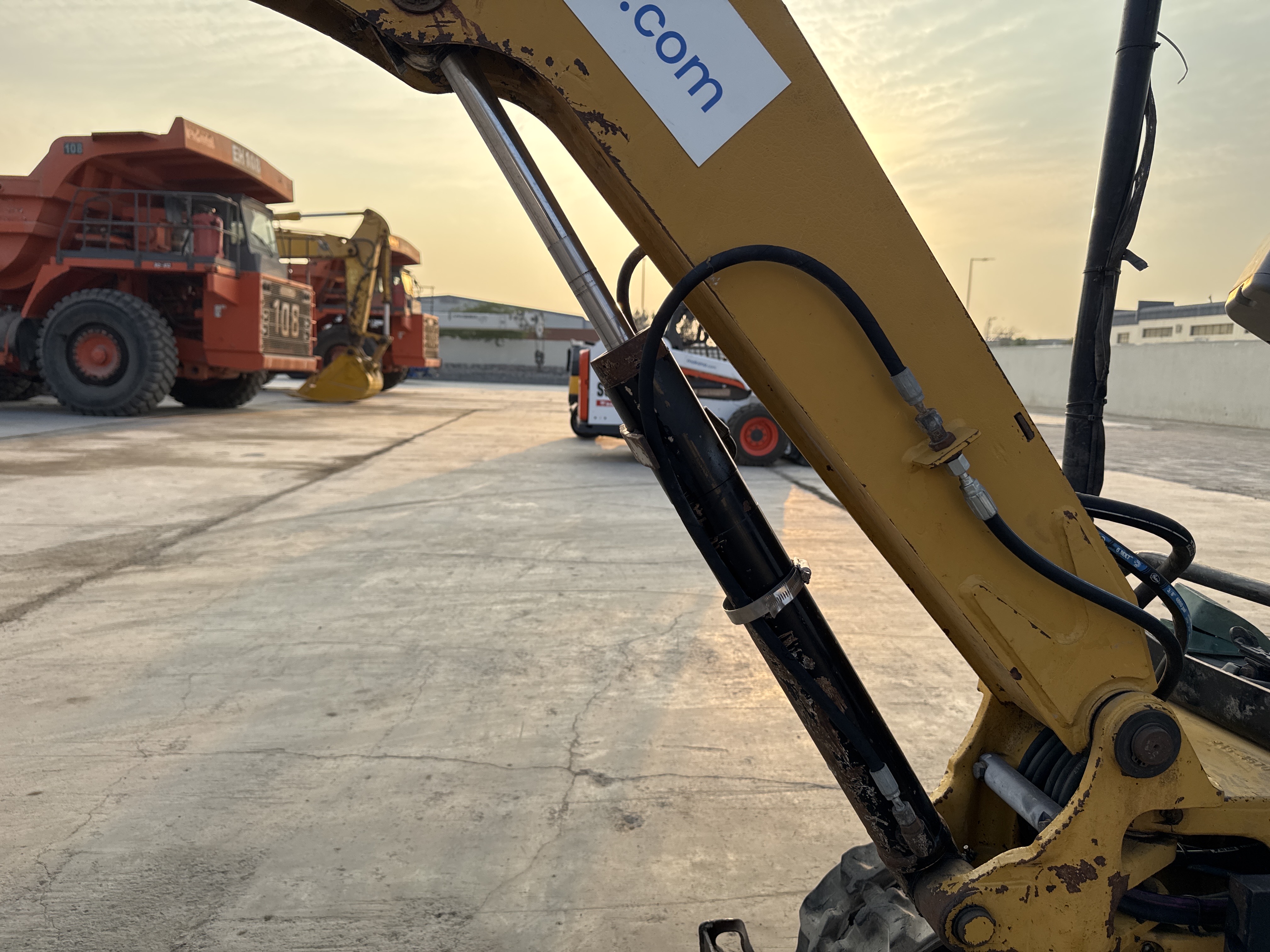 MNX-007-Cat-301.6C-Mini-excavators-inspection-Hydraulics-Boom-lift-cylinder-2