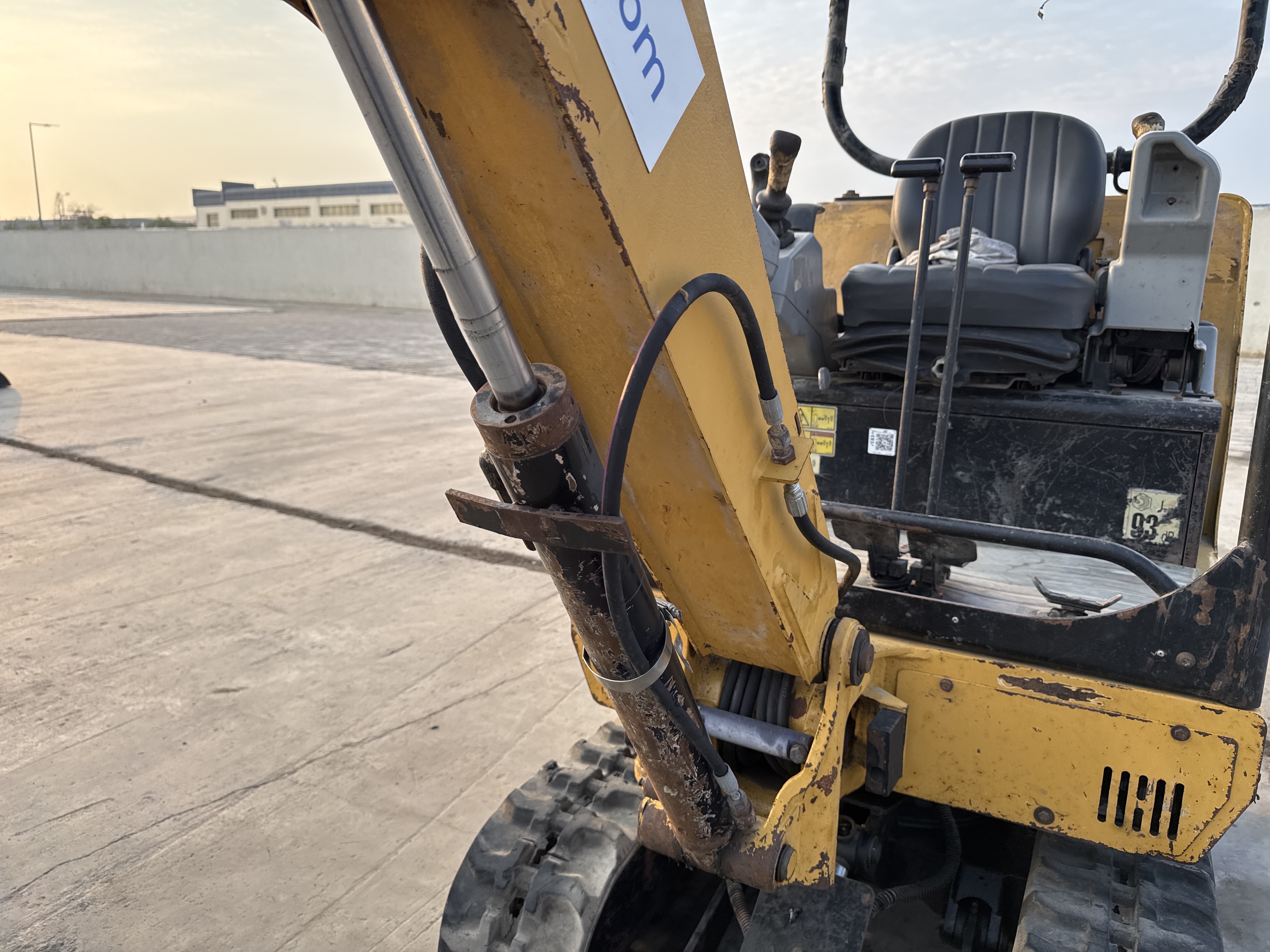 MNX-007-Cat-301.6C-Mini-excavators-inspection-Hydraulics-Boom-lift-cylinder-2