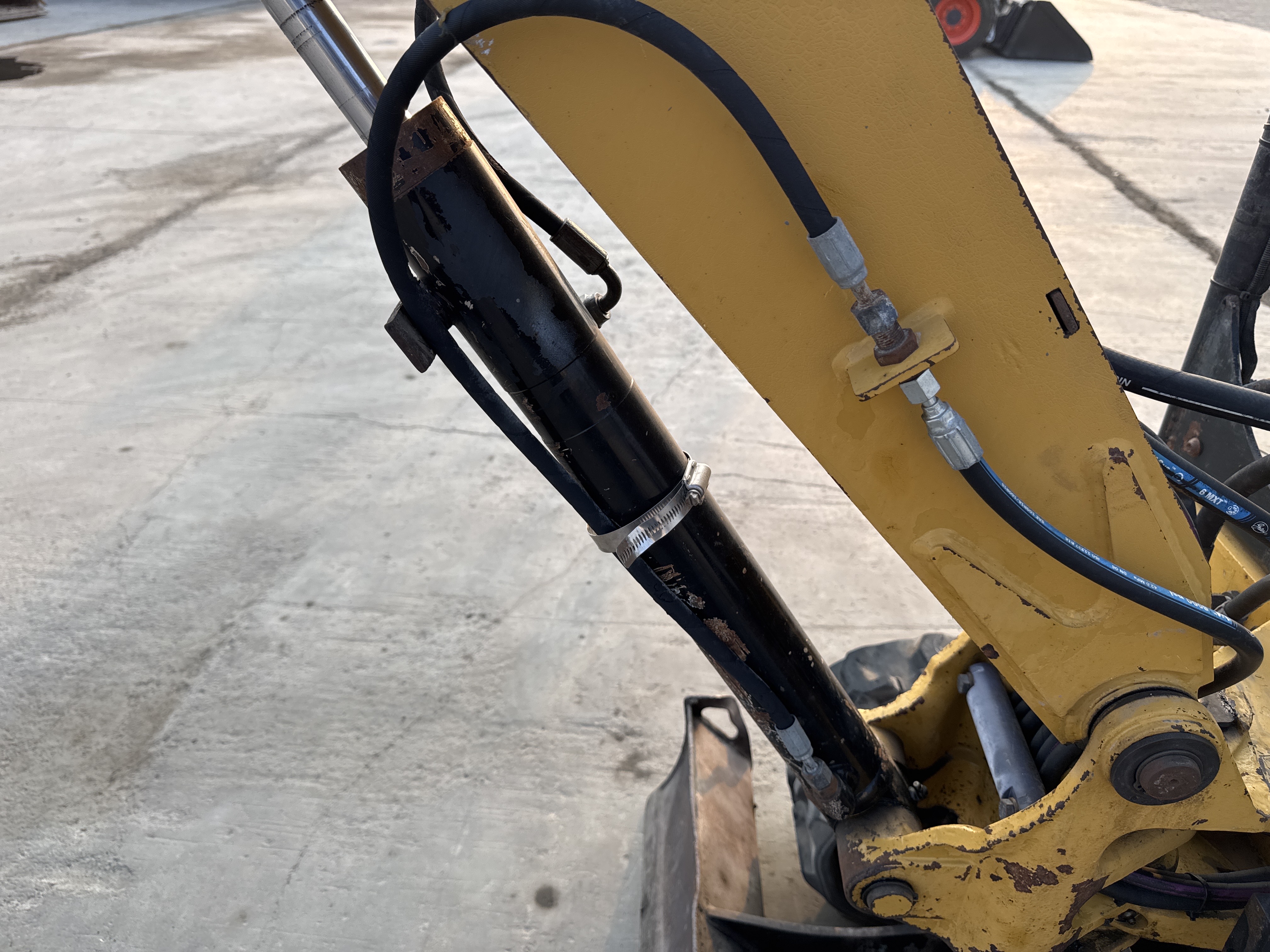 MNX-007-Cat-301.6C-Mini-excavators-inspection-Hydraulics-Boom-lift-cylinder-2