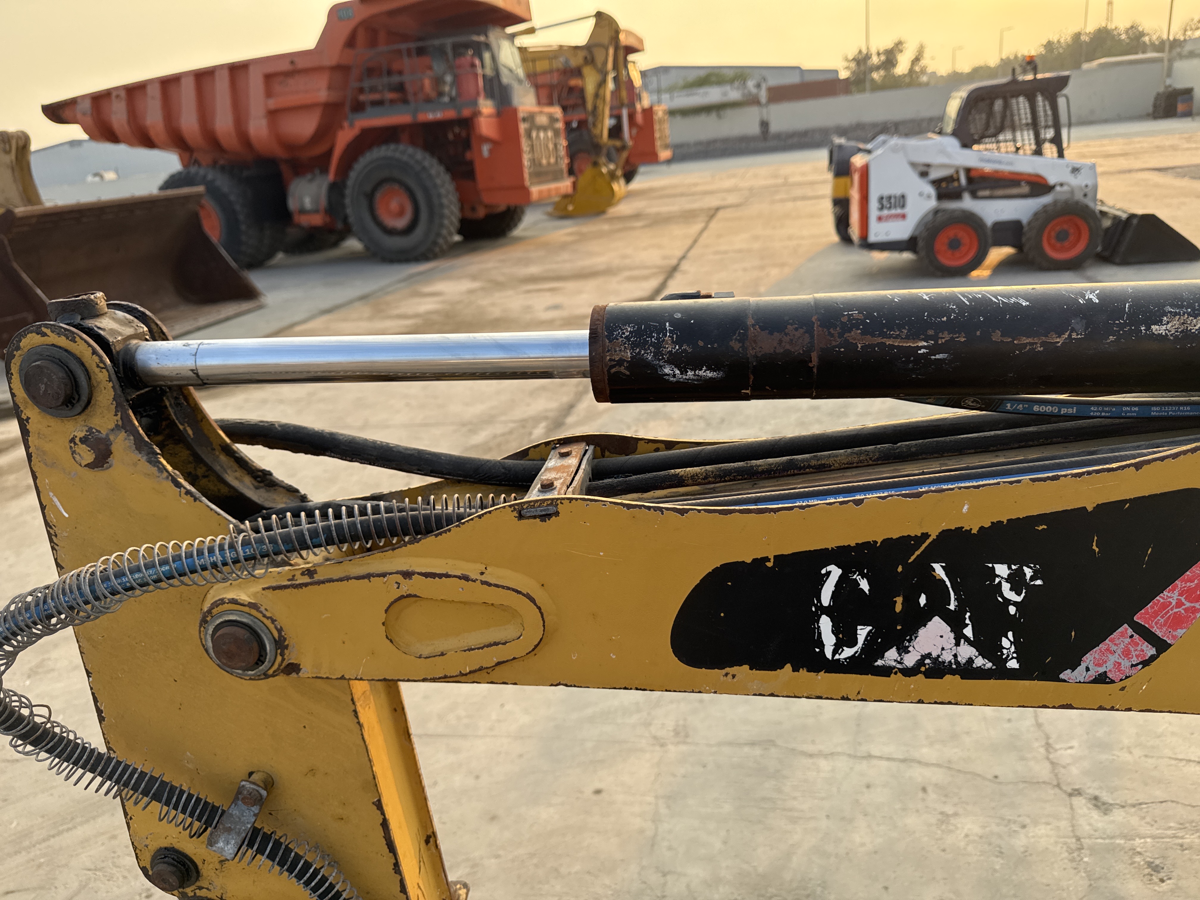 MNX-007-Cat-301.6C-Mini-excavators-inspection-Hydraulics-Stick-cylinder-2