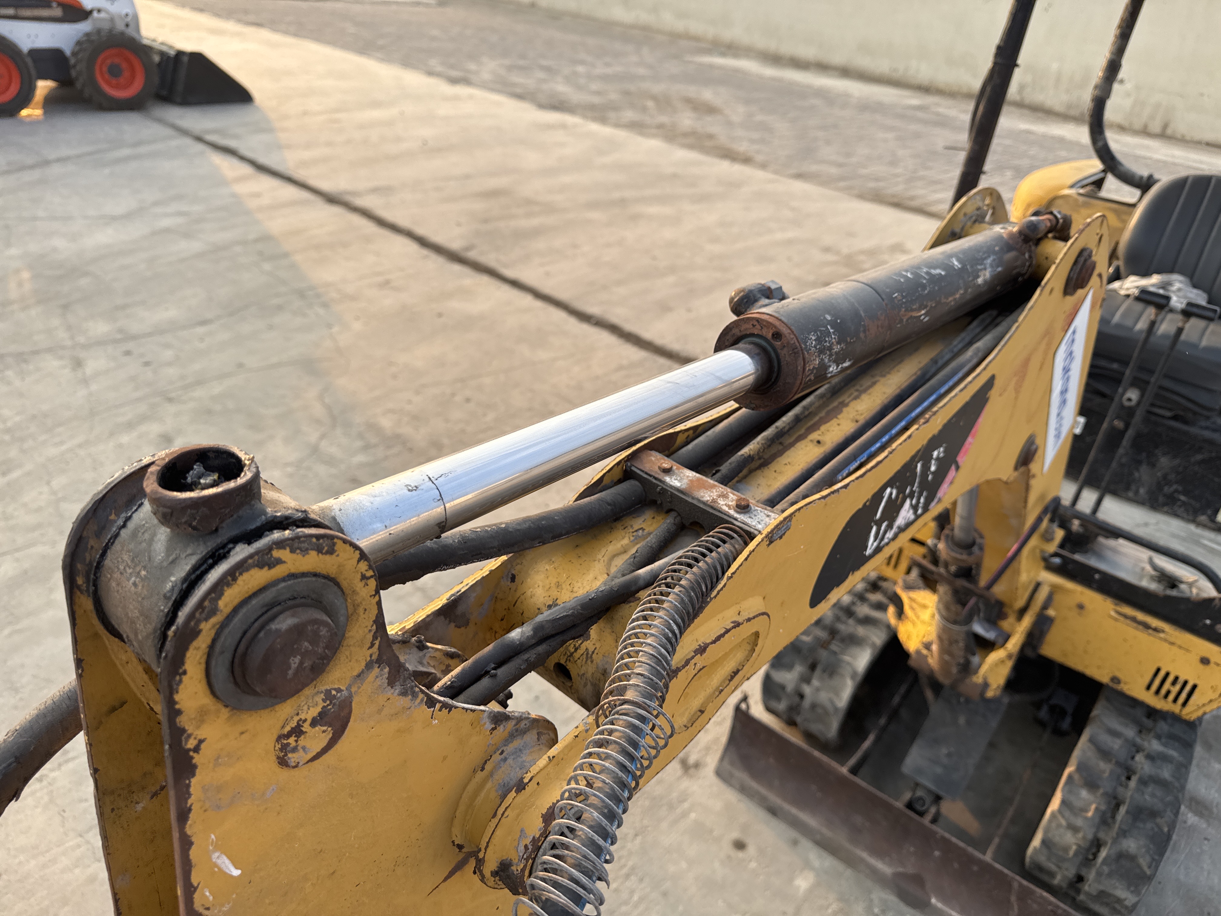MNX-007-Cat-301.6C-Mini-excavators-inspection-Hydraulics-Stick-cylinder-2