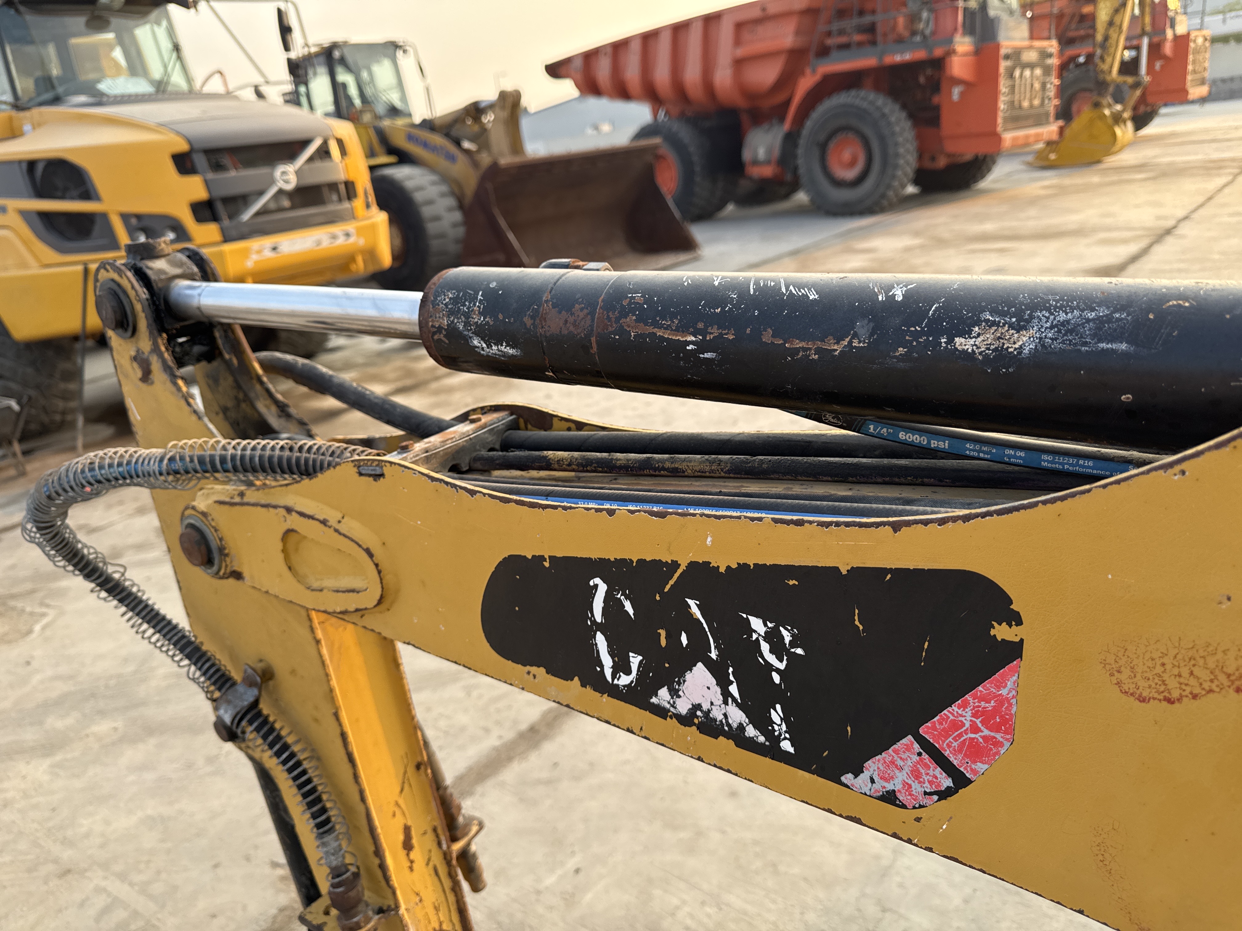 MNX-007-Cat-301.6C-Mini-excavators-inspection-Hydraulics-Stick-cylinder-2