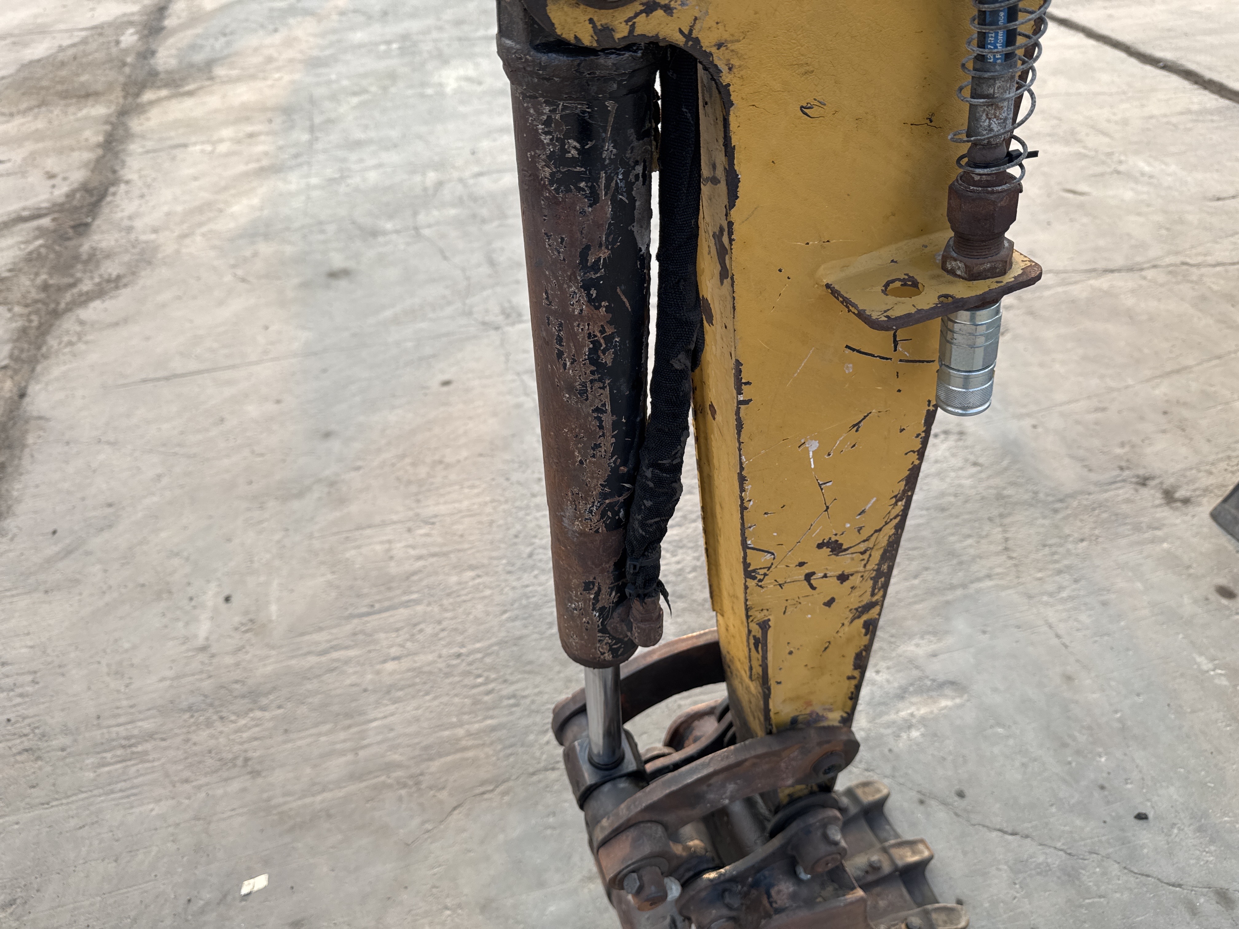 MNX-007-Cat-301.6C-Mini-excavators-inspection-Hydraulics-Bucket-cylinder-2