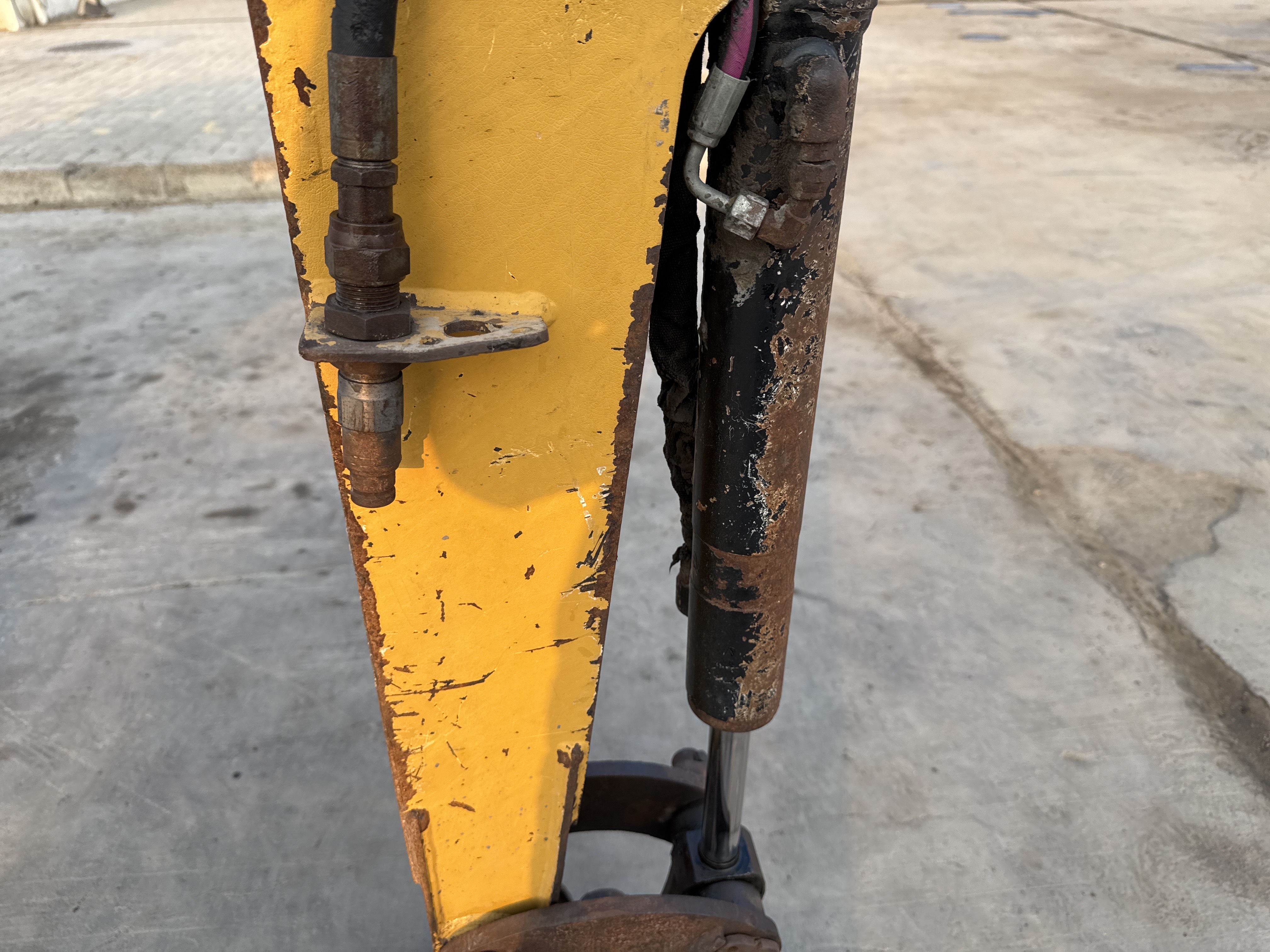MNX-007-Cat-301.6C-Mini-excavators-inspection-Hydraulics-Bucket-cylinder-2