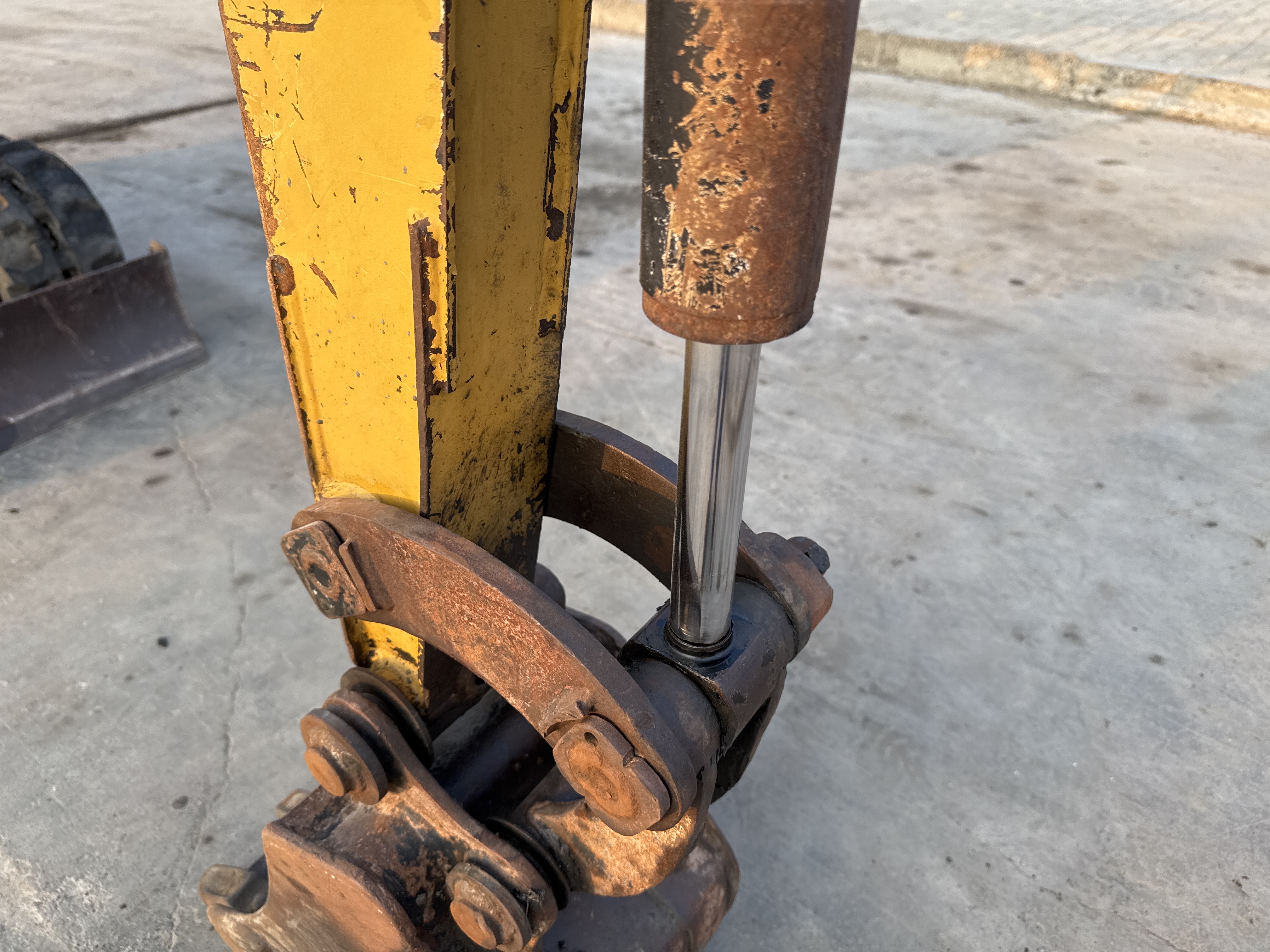 MNX-007-Cat-301.6C-Mini-excavators-inspection-Hydraulics-Bucket-cylinder-2