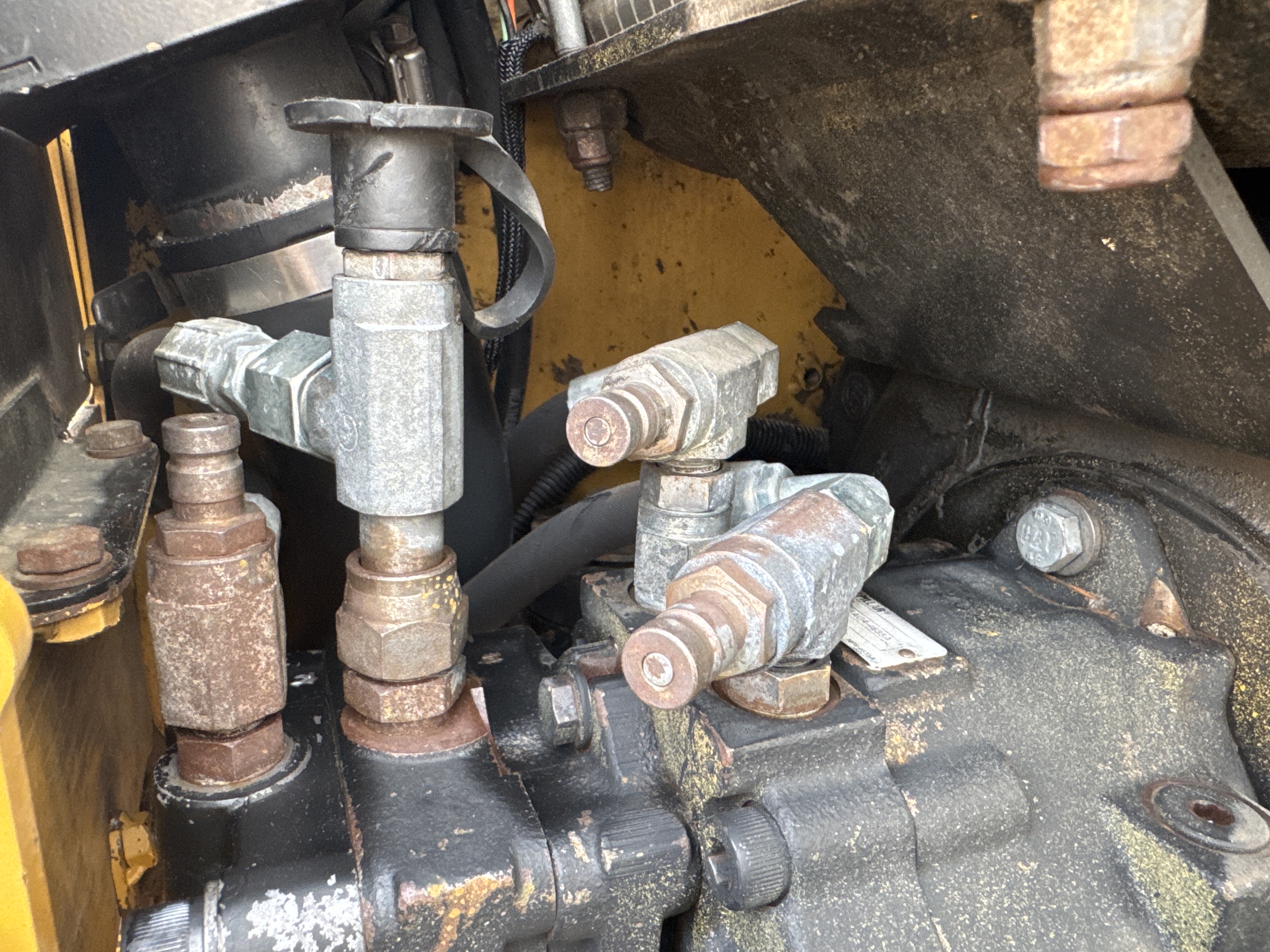 MNX-007-Cat-301.6C-Mini-excavators-inspection-Hydraulics-Main-control-valve-(MCV)-2