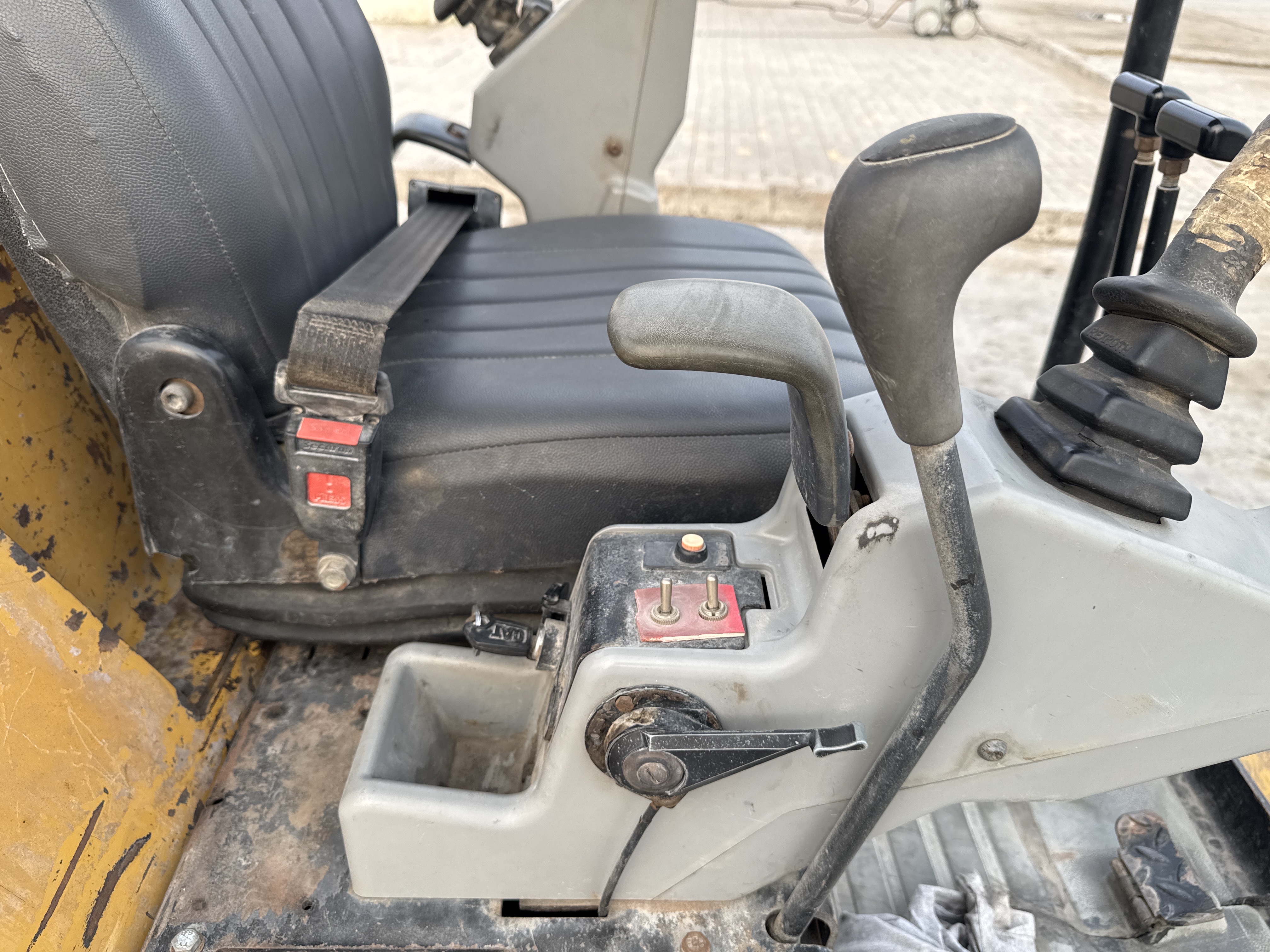MNX-007-Cat-301.6C-Mini-excavators-inspection-Safety-Hydraulic-safety-lock-2