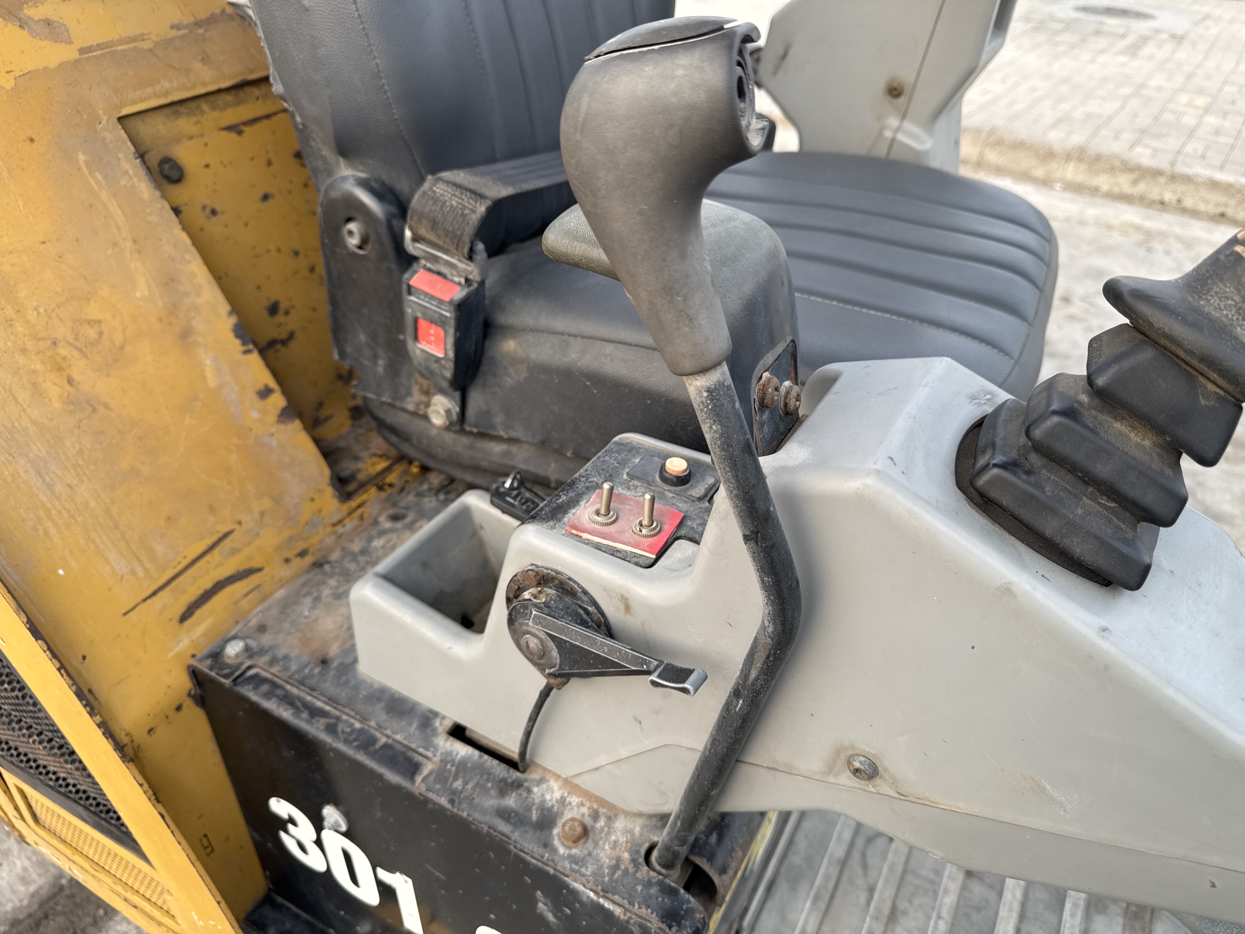 MNX-007-Cat-301.6C-Mini-excavators-inspection-Safety-Hydraulic-safety-lock-2