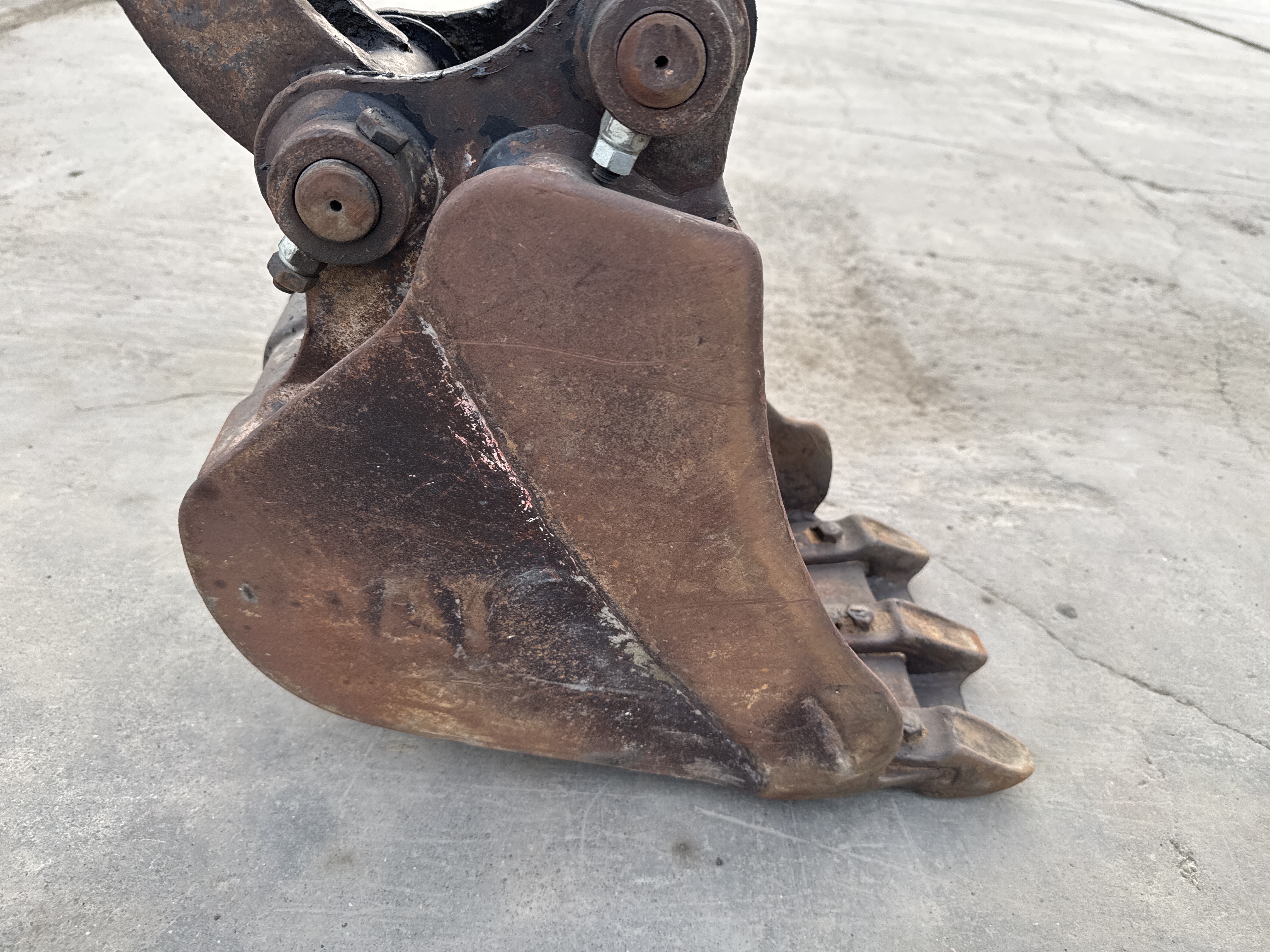 MNX-007-Cat-301.6C-Mini-excavators-inspection-Attachment-Excavator-bucket-2