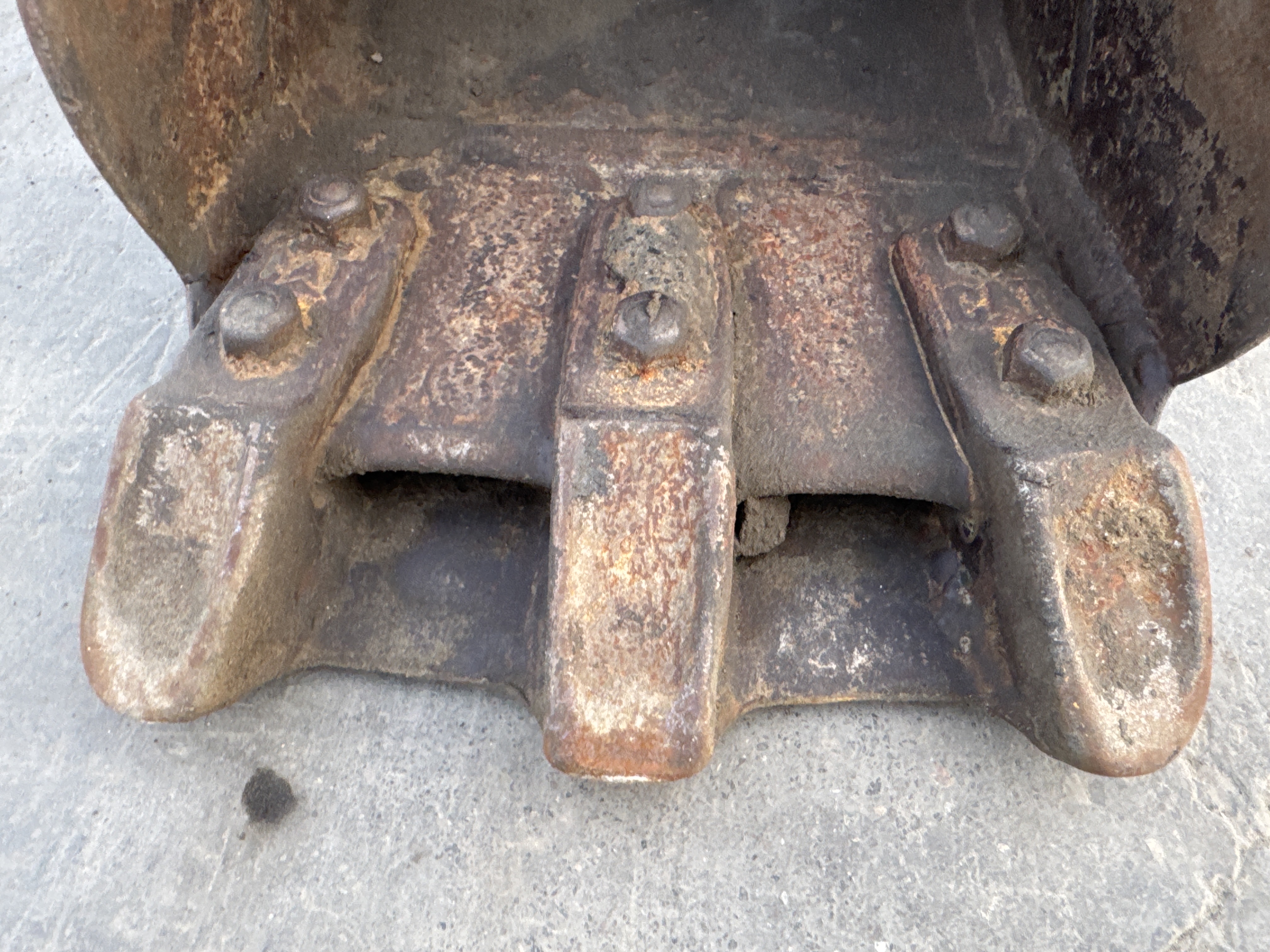 MNX-007-Cat-301.6C-Mini-excavators-inspection-Attachment-Excavator-bucket-teeth-condition-2