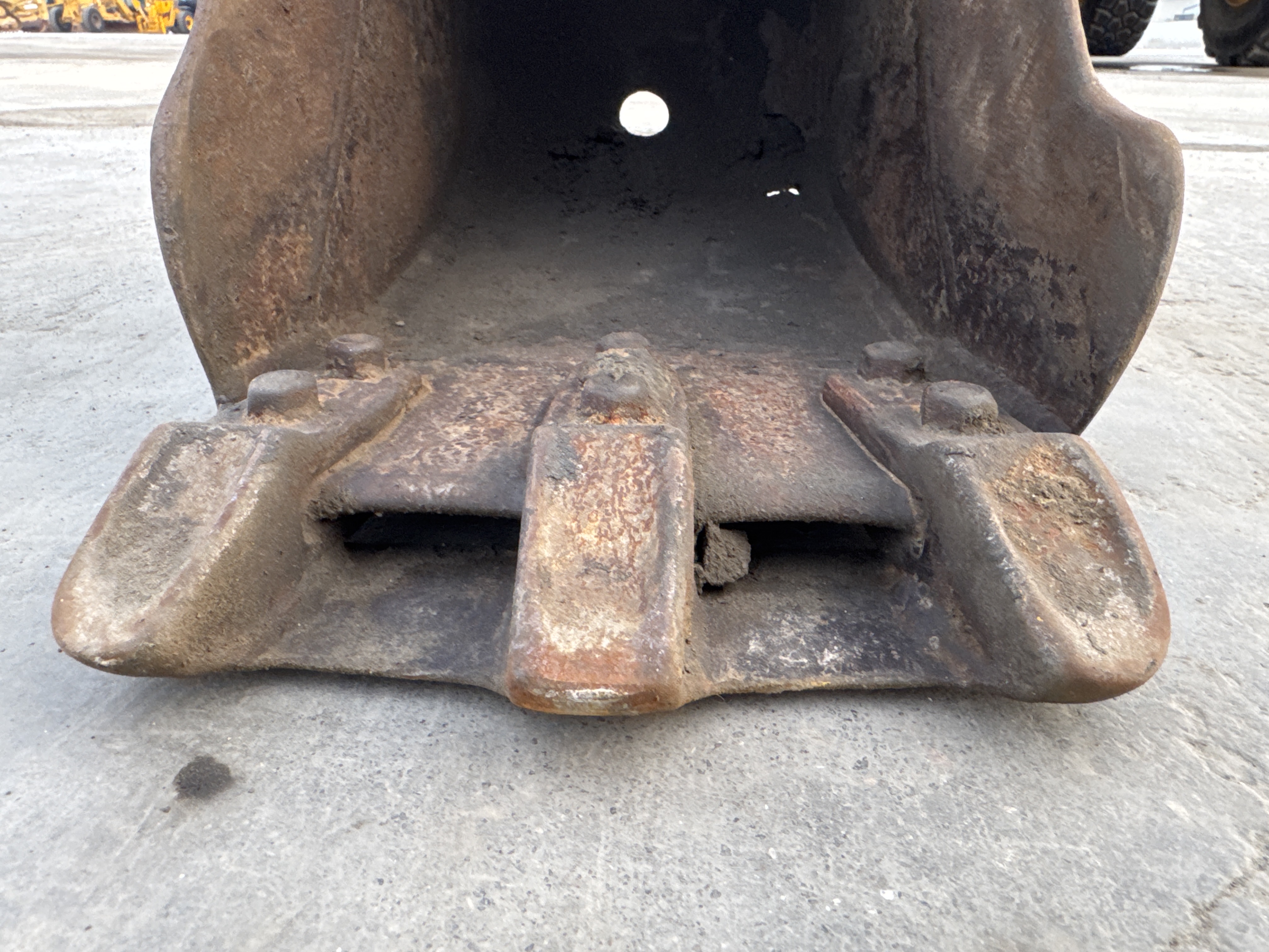 MNX-007-Cat-301.6C-Mini-excavators-inspection-Attachment-Excavator-bucket-teeth-condition-2