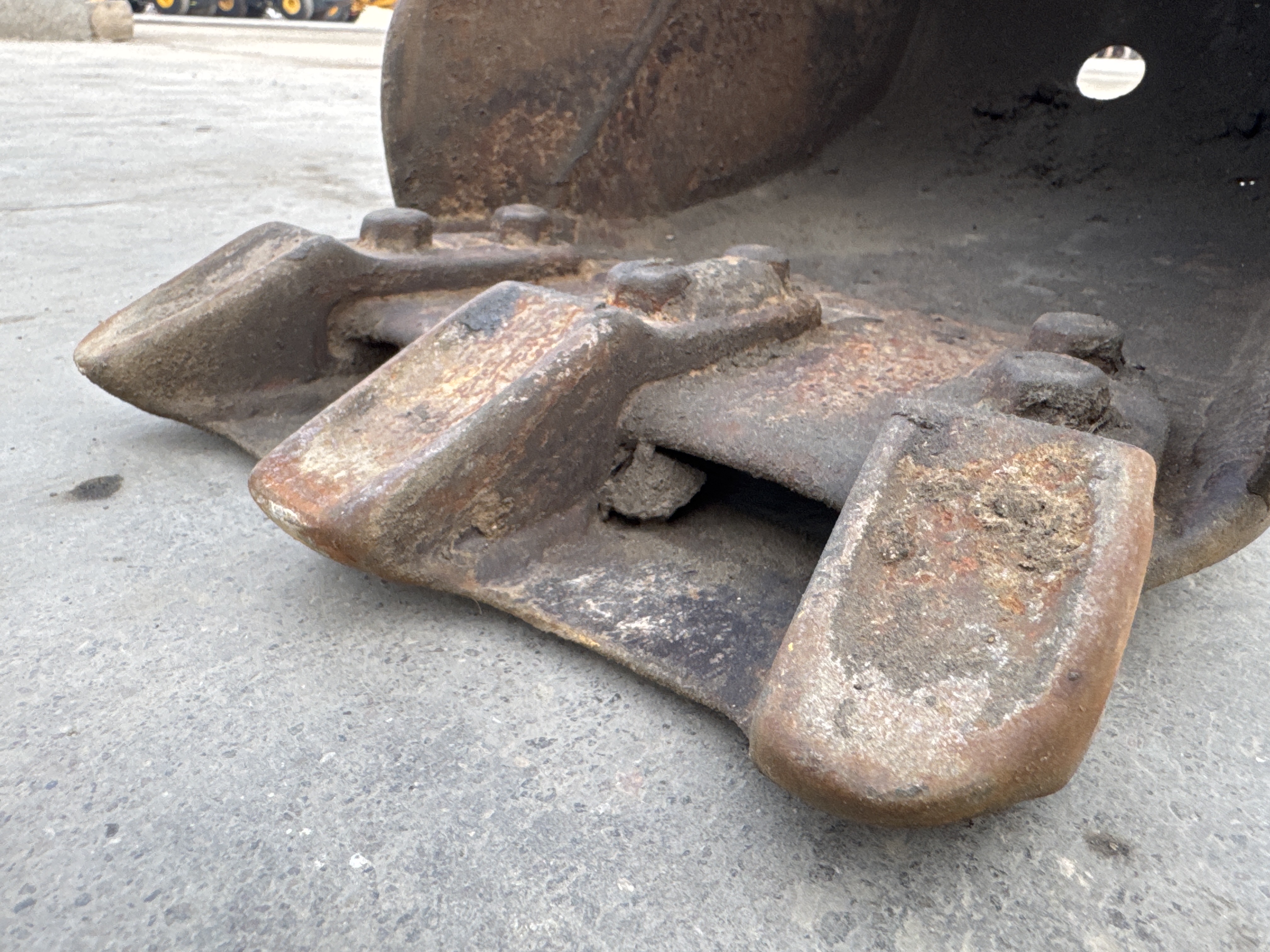 MNX-007-Cat-301.6C-Mini-excavators-inspection-Attachment-Excavator-bucket-teeth-condition-2