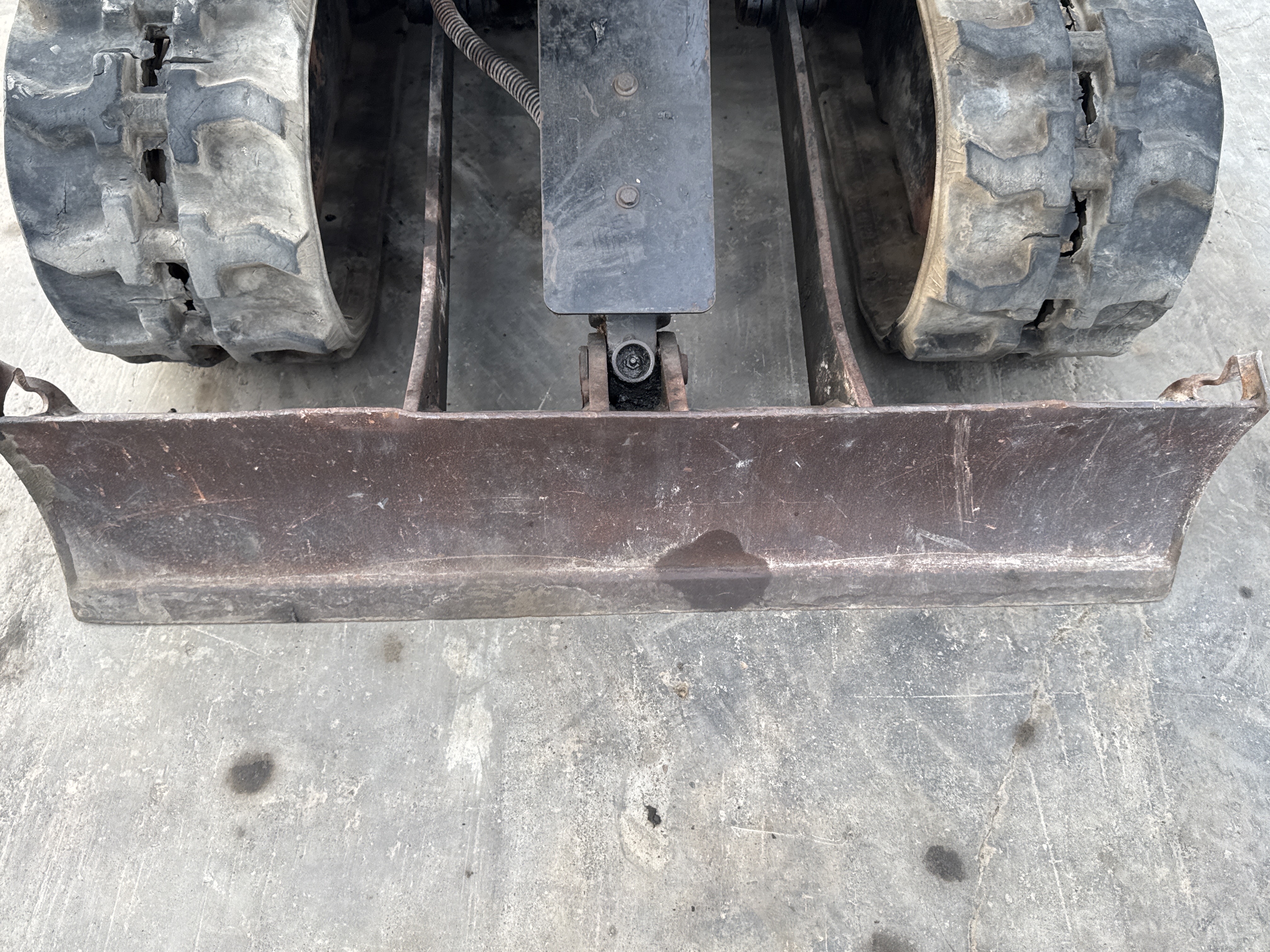 MNX-007-Cat-301.6C-Mini-excavators-inspection-Attachment-Dozer-blade-2