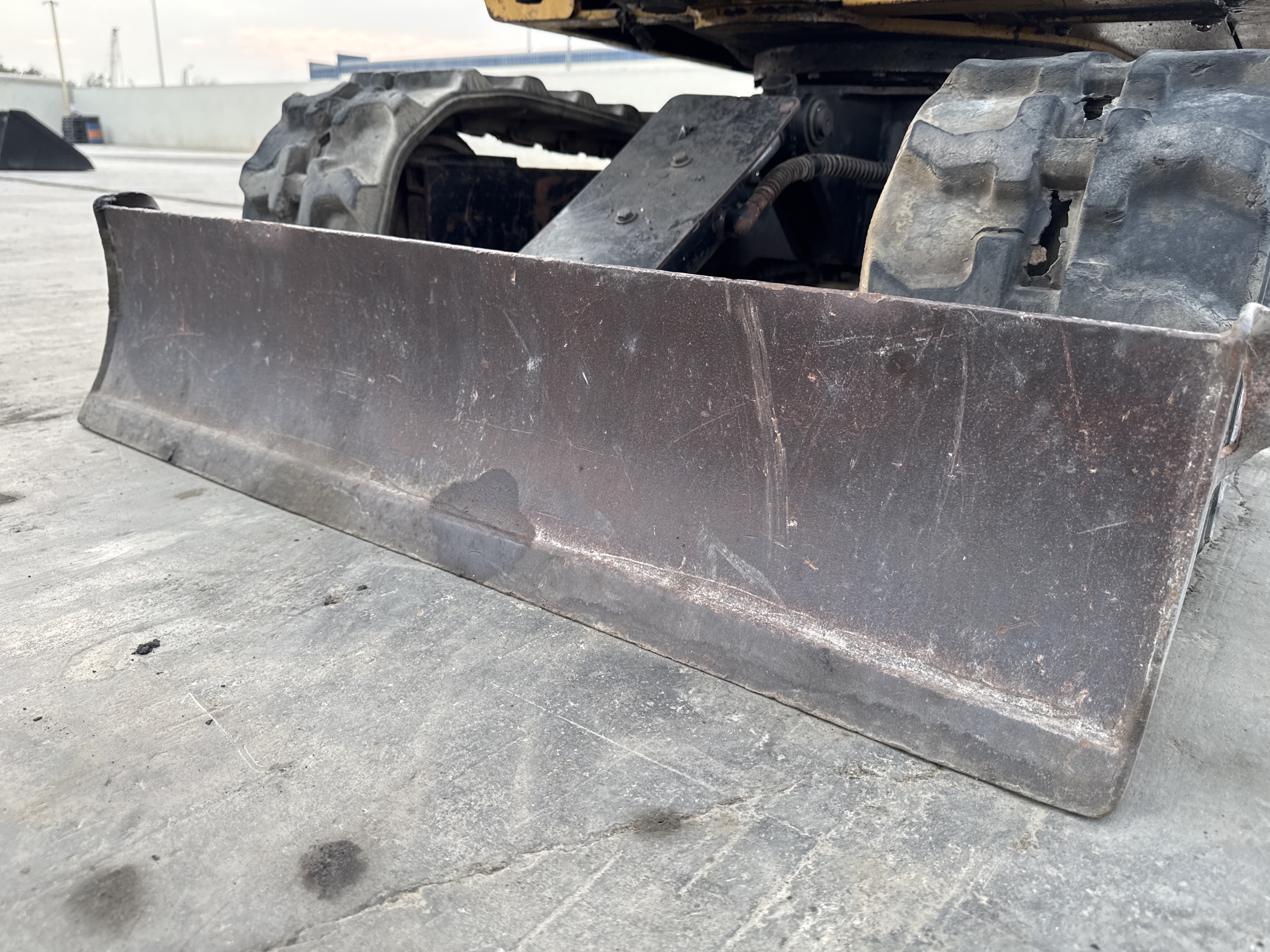 MNX-007-Cat-301.6C-Mini-excavators-inspection-Attachment-Dozer-blade-2