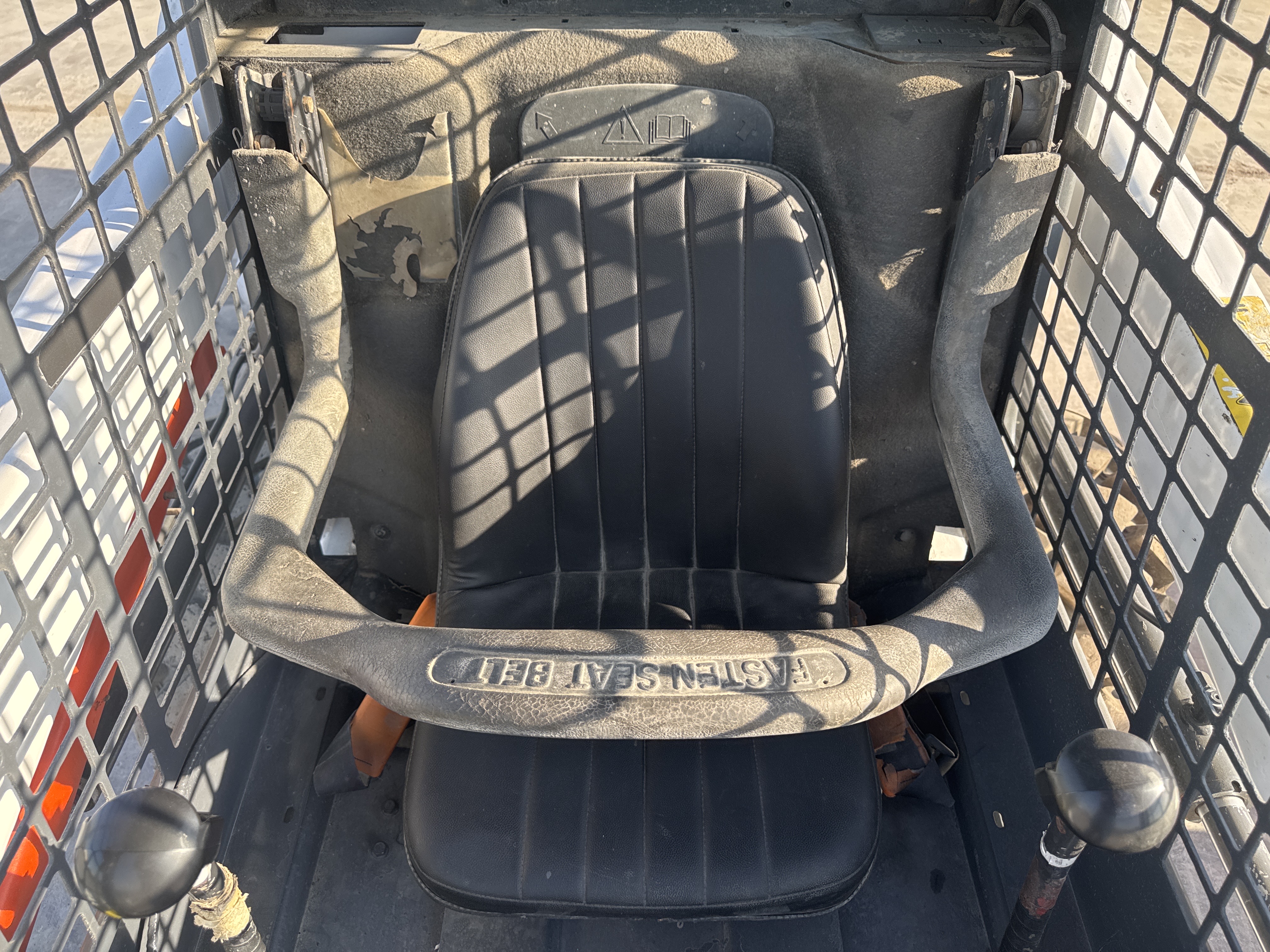 SSL-016-Bobcat-S510-Skid-steer-loaders-inspection-Cabin-Seats/armrests-2