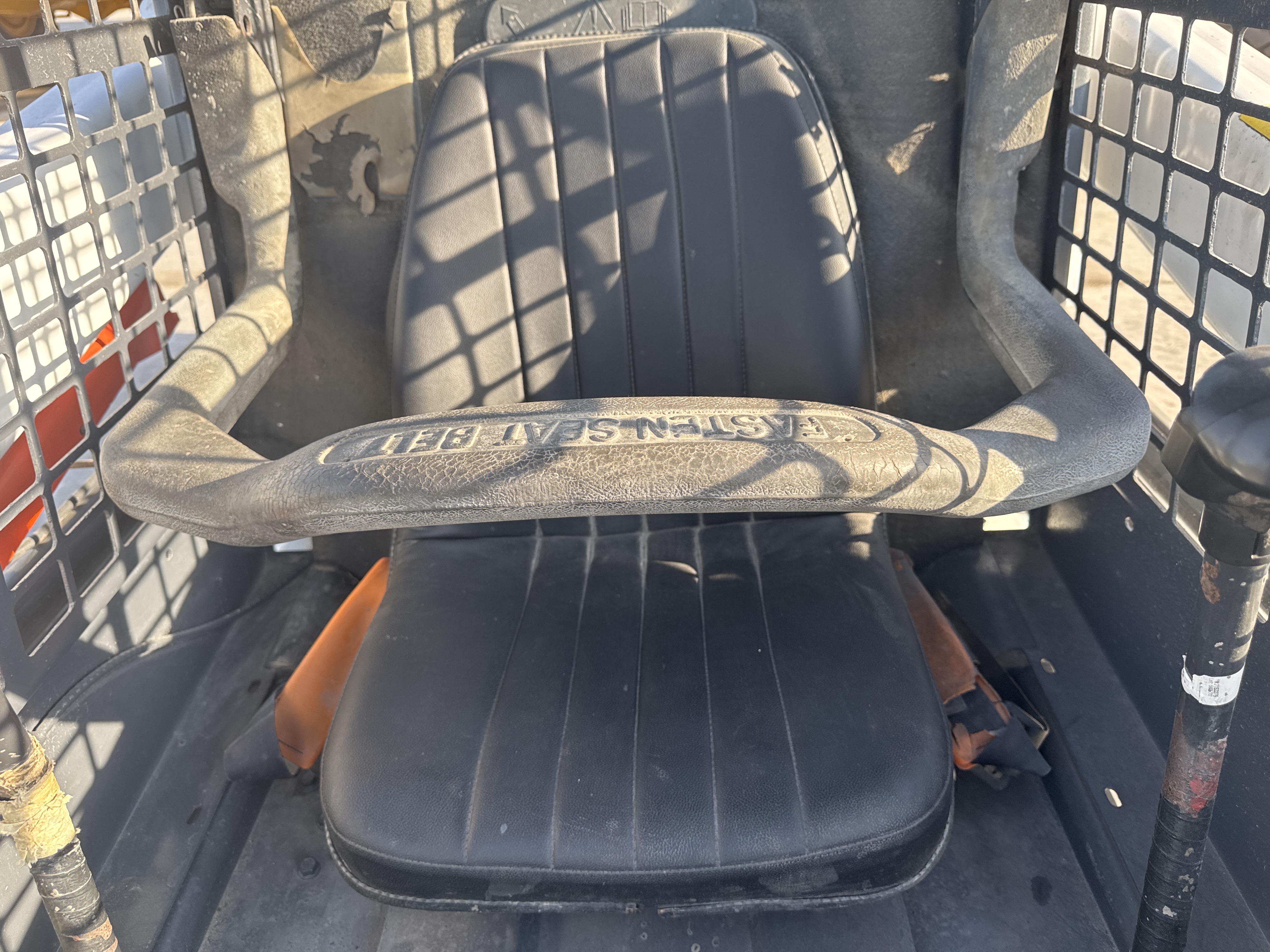 SSL-016-Bobcat-S510-Skid-steer-loaders-inspection-Cabin-Seats/armrests-2