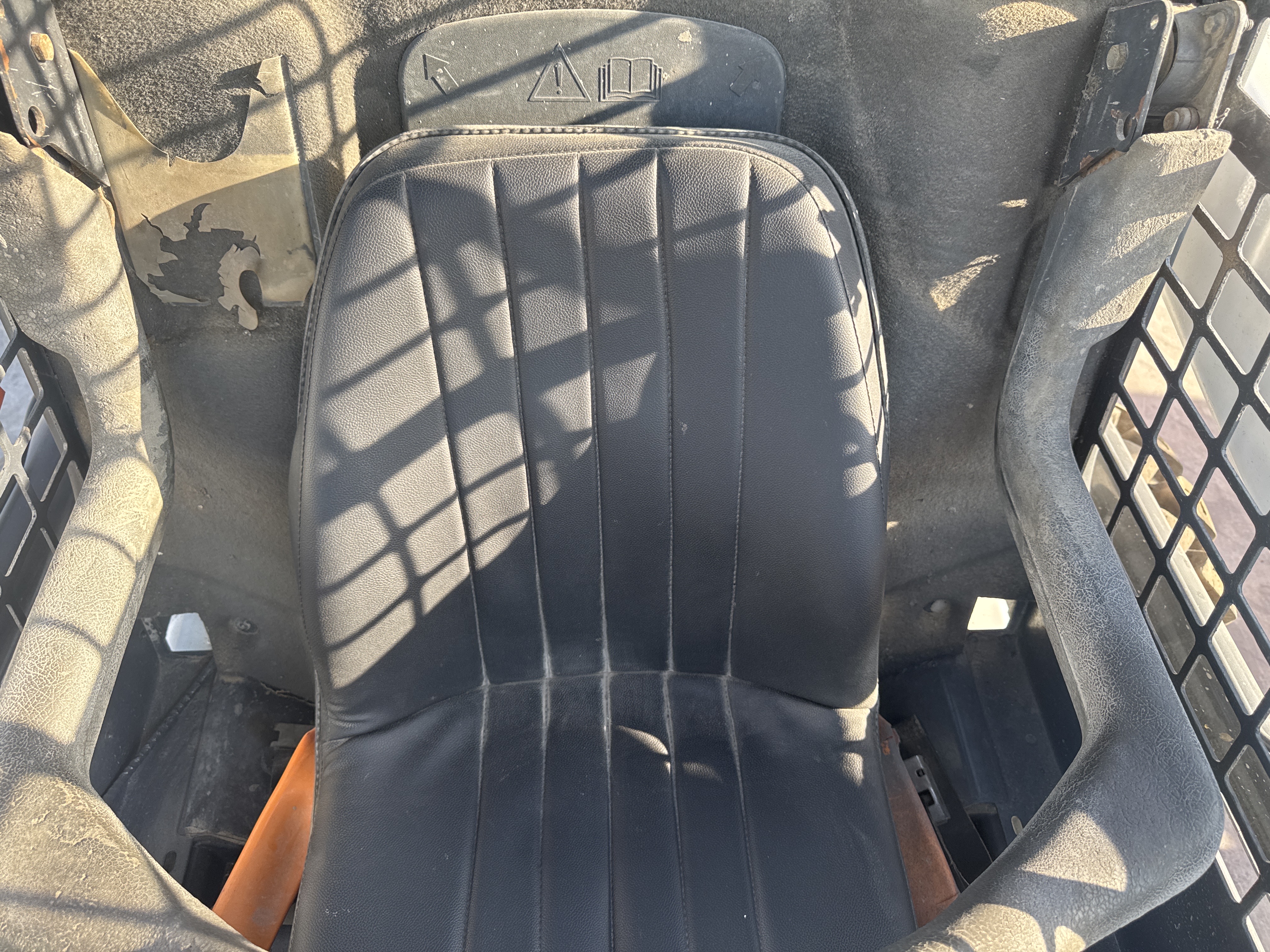 SSL-016-Bobcat-S510-Skid-steer-loaders-inspection-Cabin-Seats/armrests-2