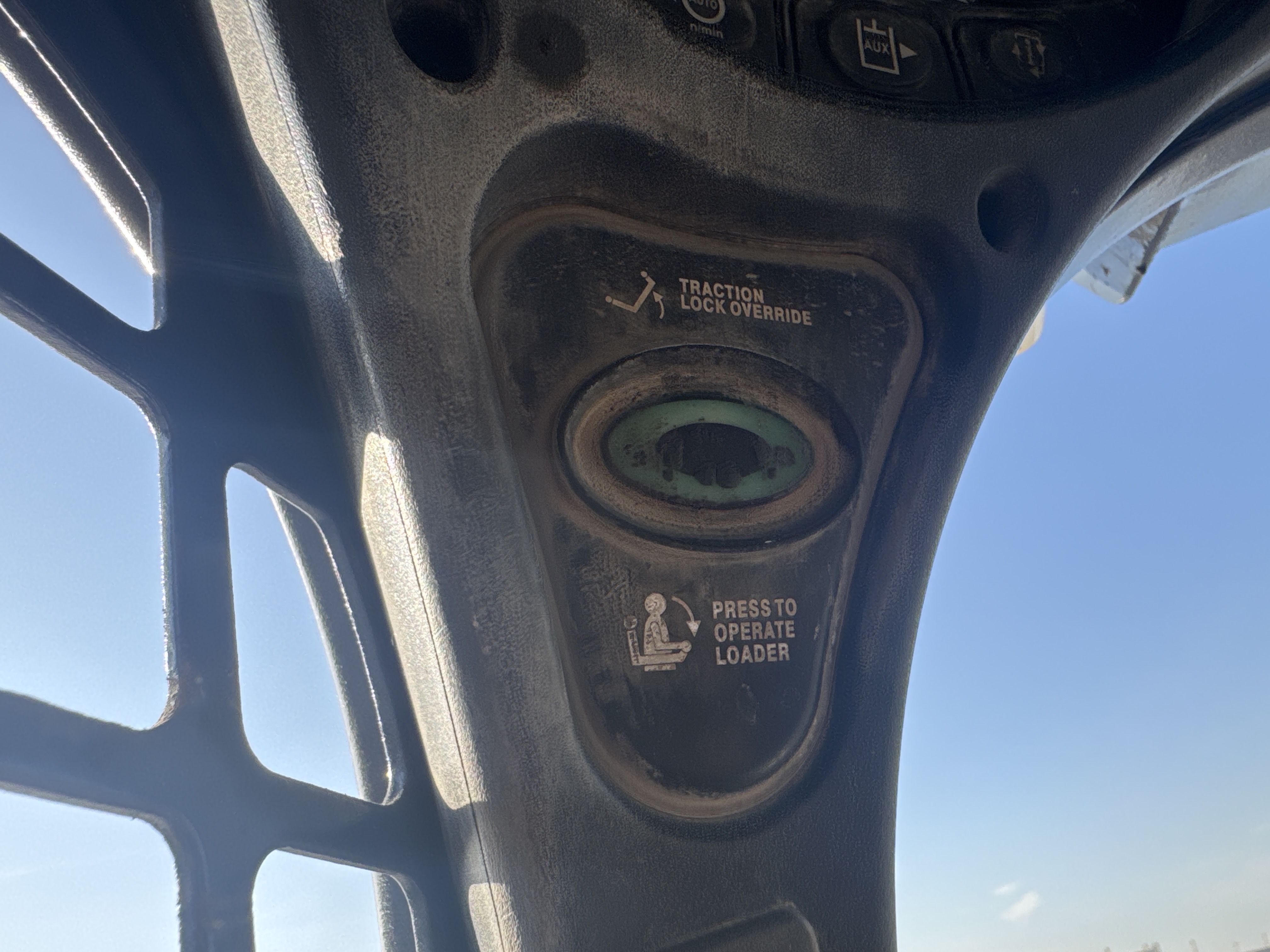 SSL-016-Bobcat-S510-Skid-steer-loaders-inspection-Cabin-Electronic-instrument-board-2