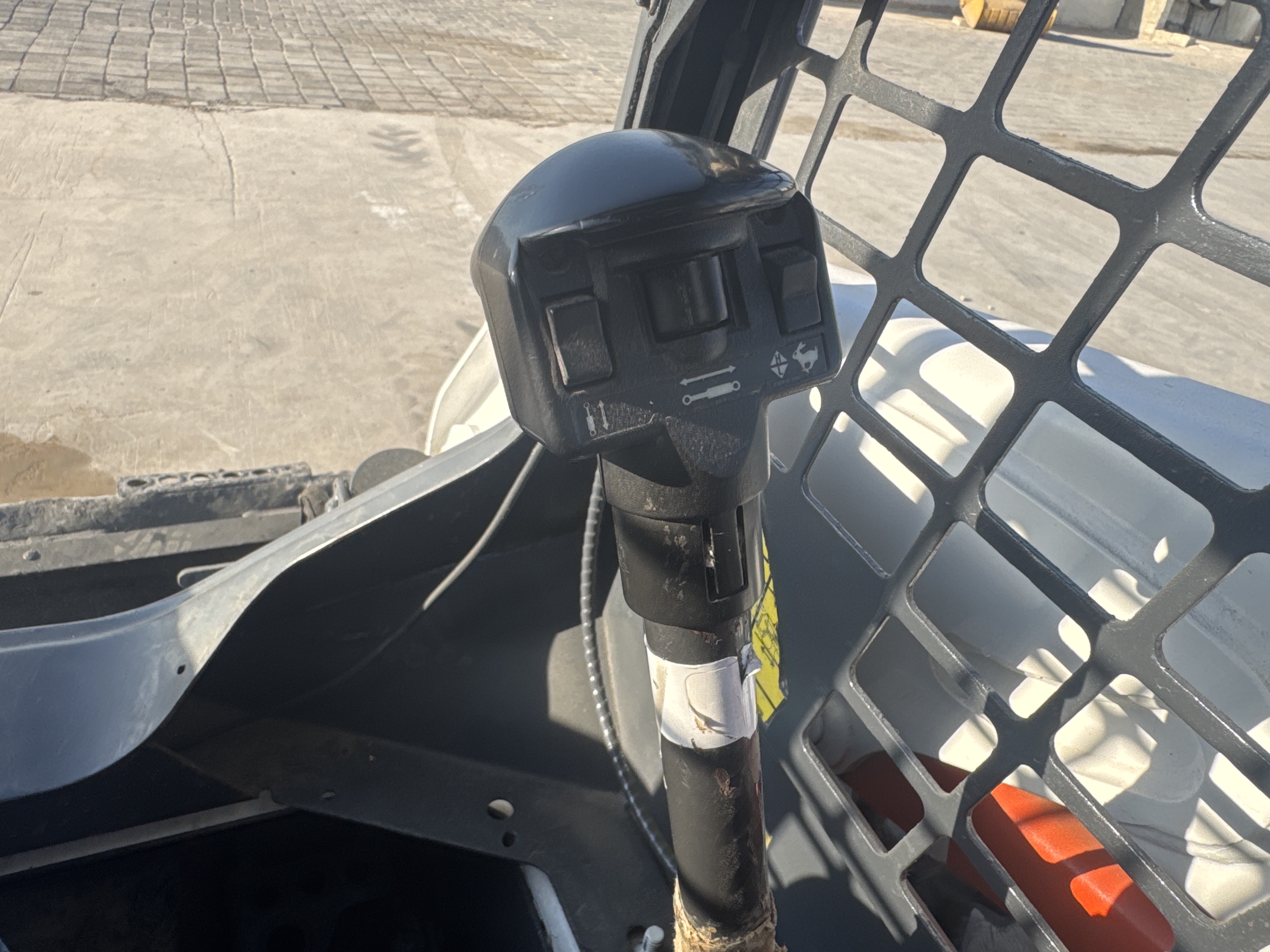 SSL-016-Bobcat-S510-Skid-steer-loaders-inspection-Cabin-Joysticks-2